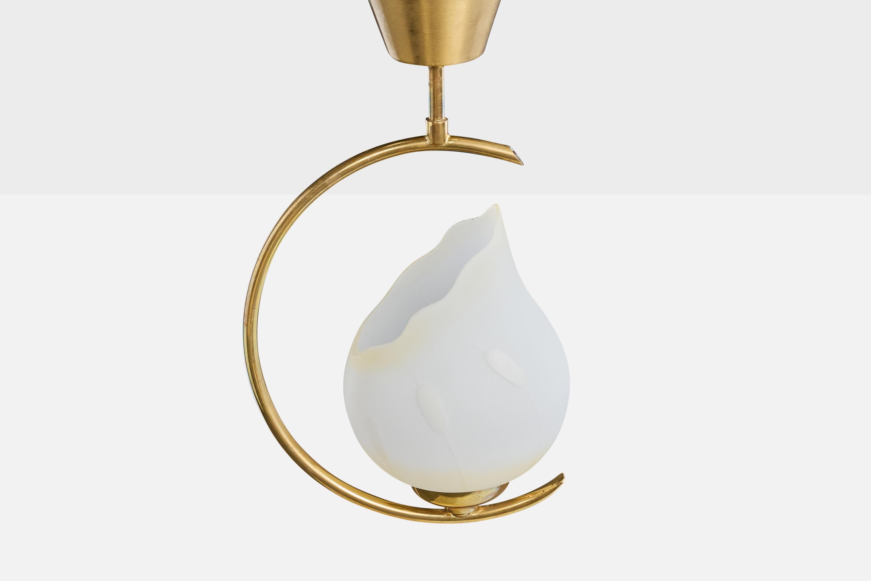 Suédois Design suédois, lampe à suspension, laiton, verre, Suède, années 1950 en vente