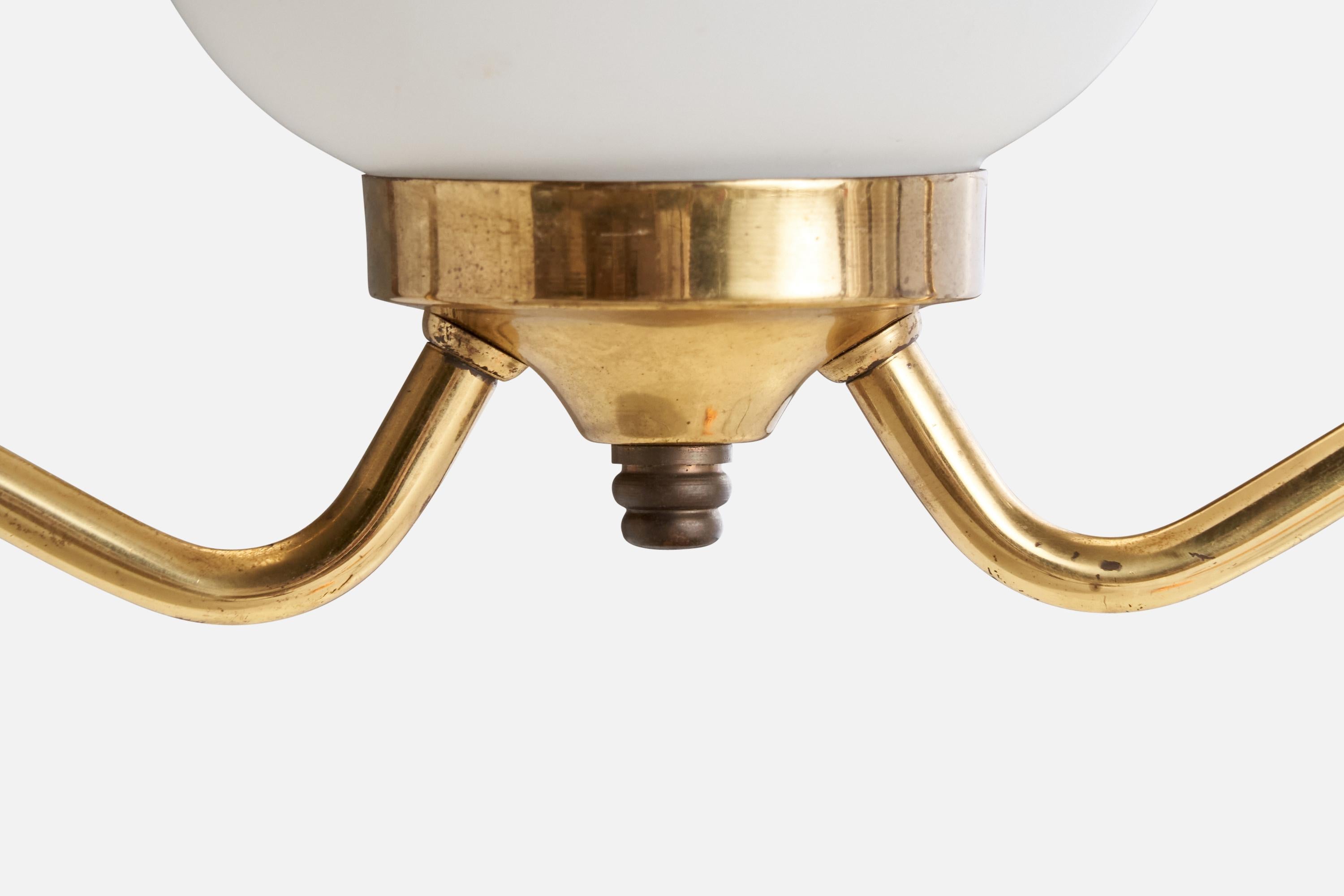 Milieu du XXe siècle Design suédois, lampe à suspension, laiton, verre, Suède, années 1950 en vente