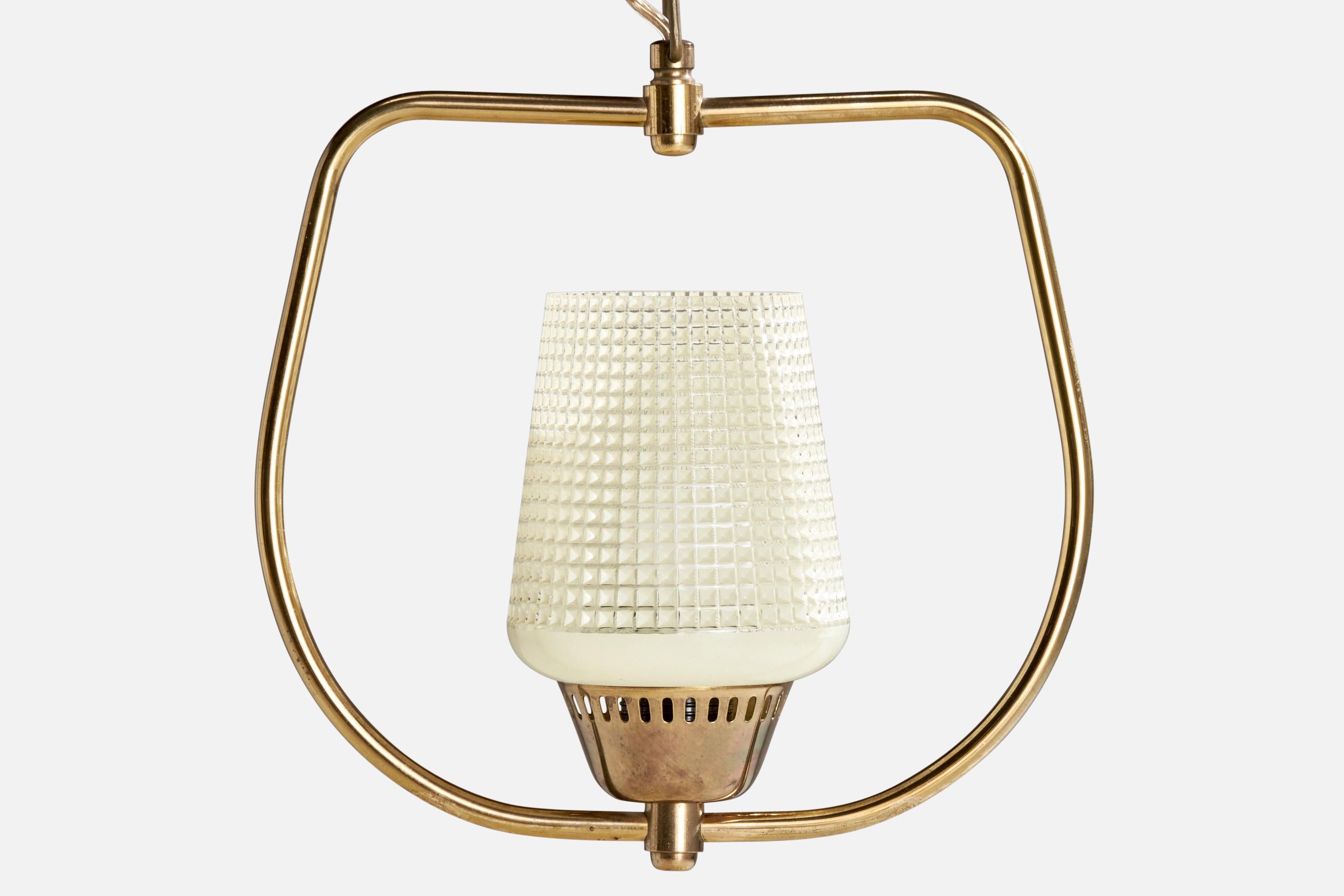 Designer svedese, lampada a sospensione, ottone, vetro, Svezia, anni '1950 In condizioni buone in vendita a High Point, NC