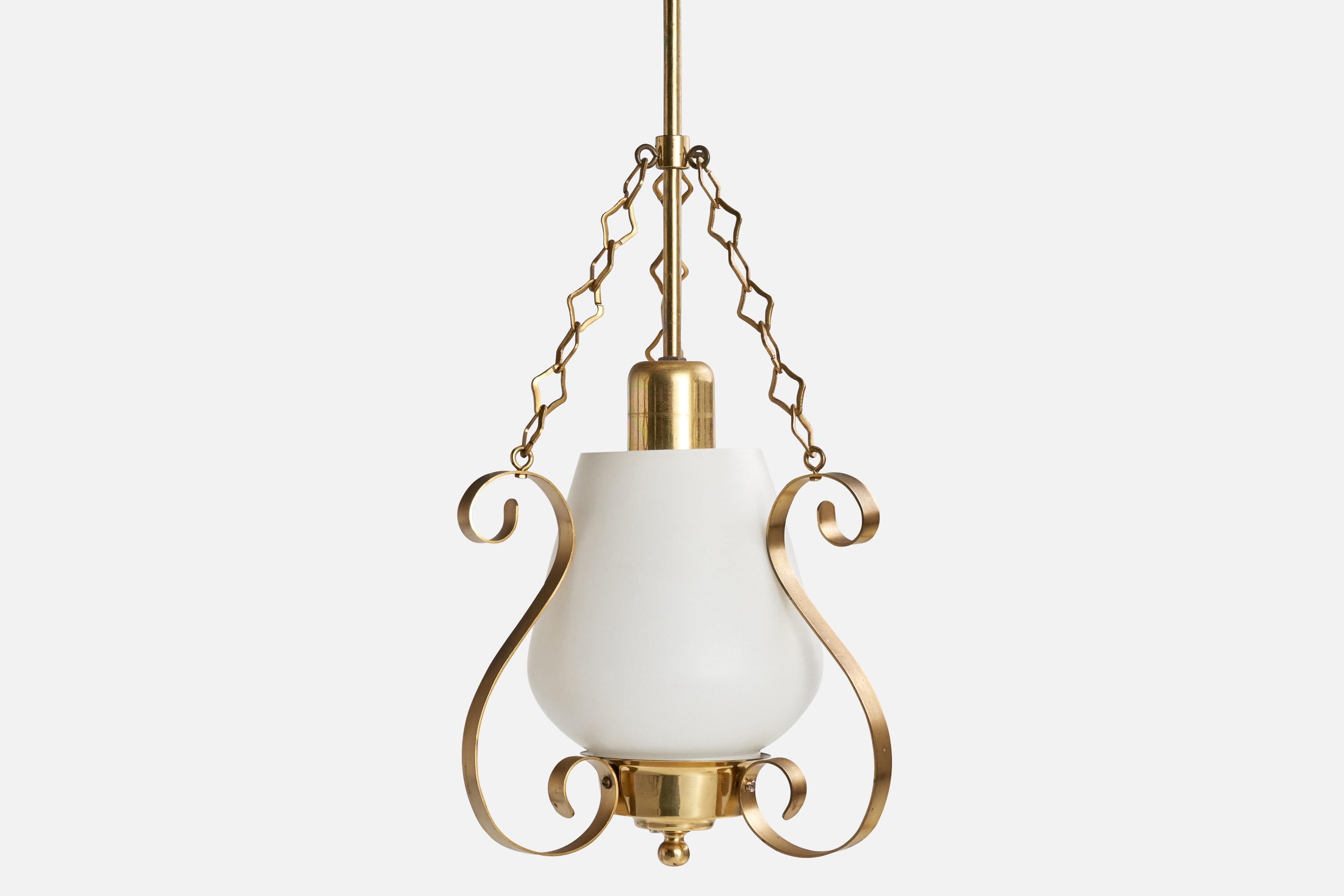 Designer svedese, lampada a sospensione, ottone, vetro, Svezia, anni '1950 In condizioni buone in vendita a High Point, NC