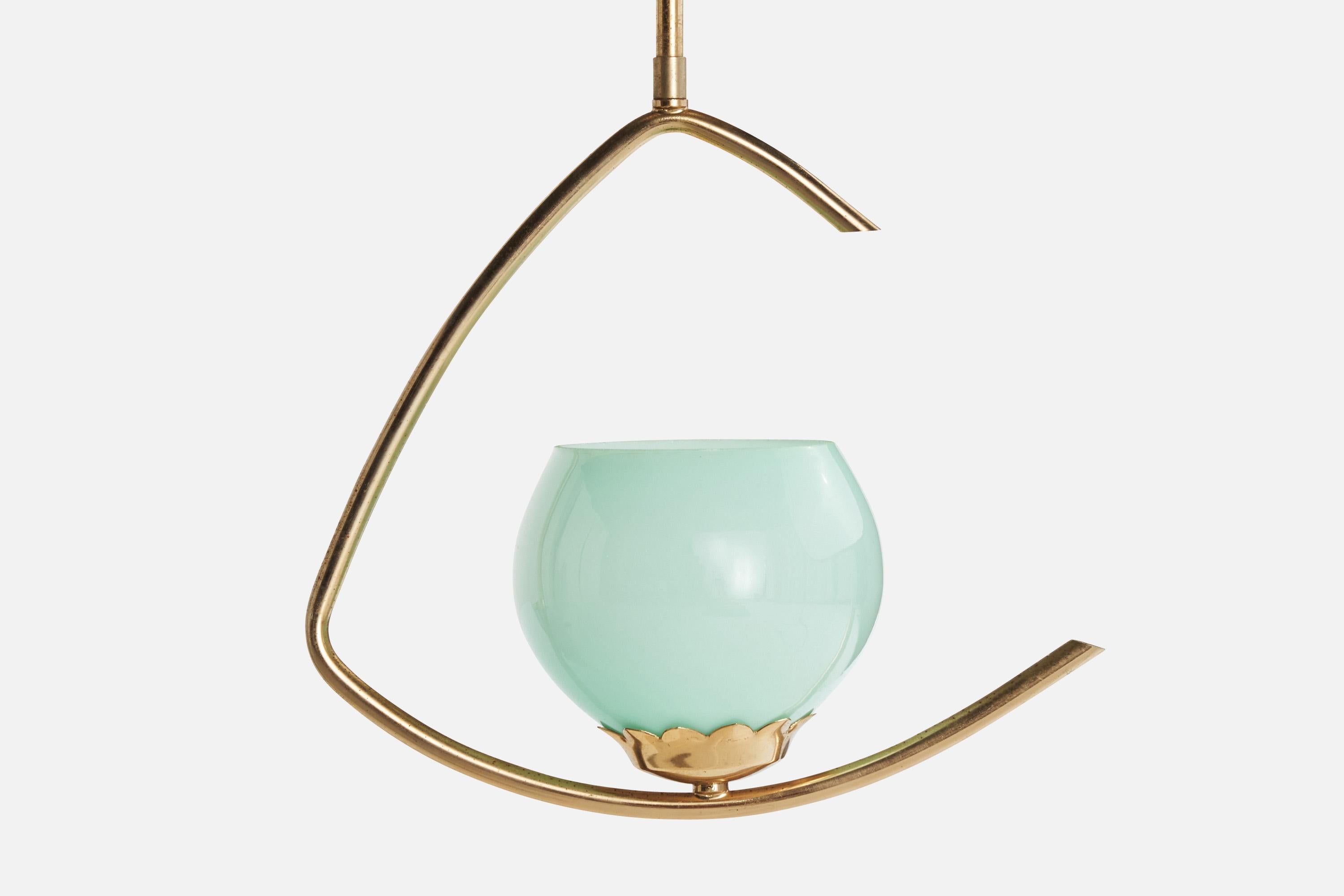 Milieu du XXe siècle Design suédois, lampe à suspension, laiton, verre, Suède, années 1950 en vente