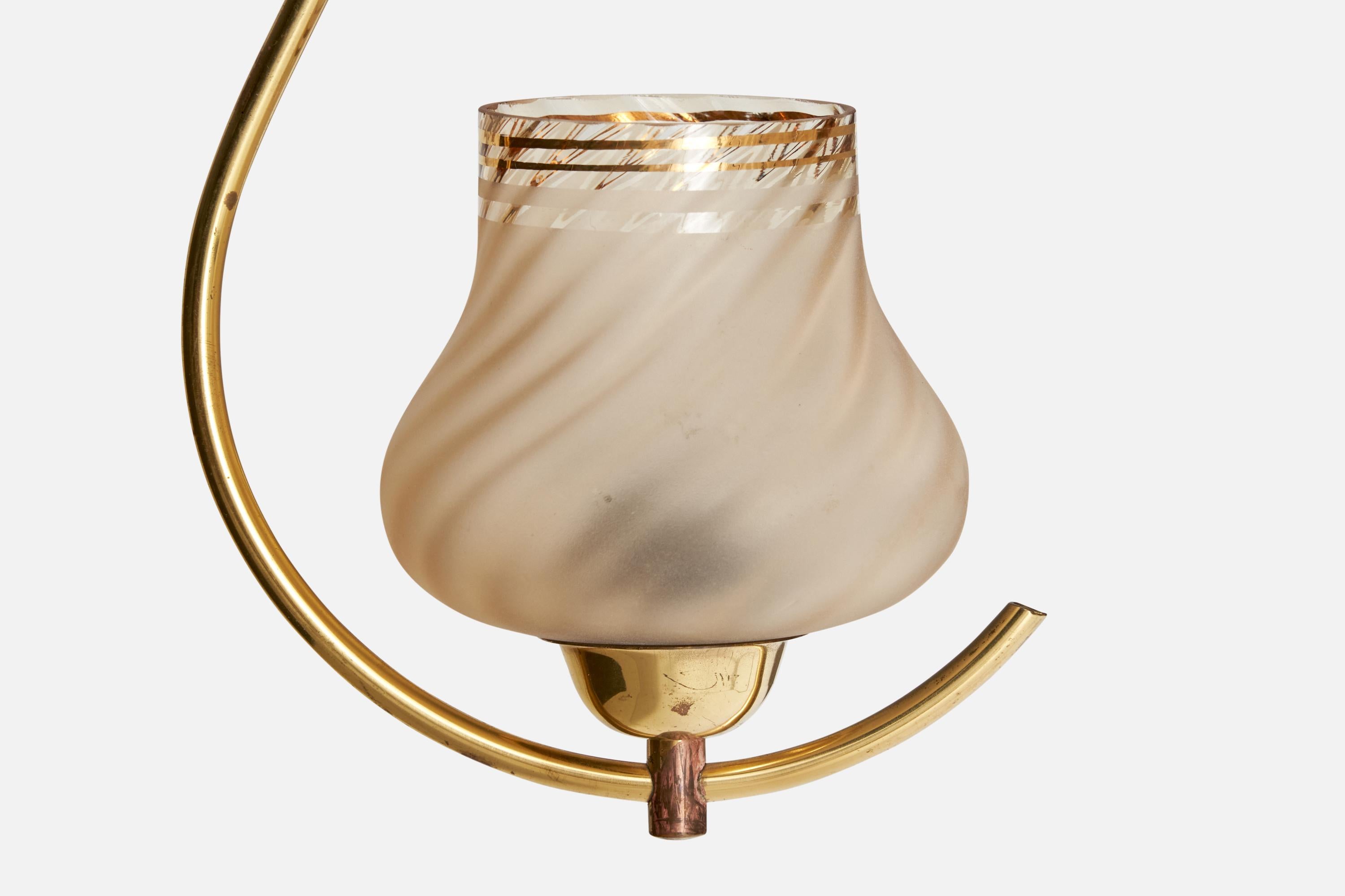 Designer svedese, lampada a sospensione, ottone, vetro, Svezia, anni '1950 In condizioni buone in vendita a High Point, NC