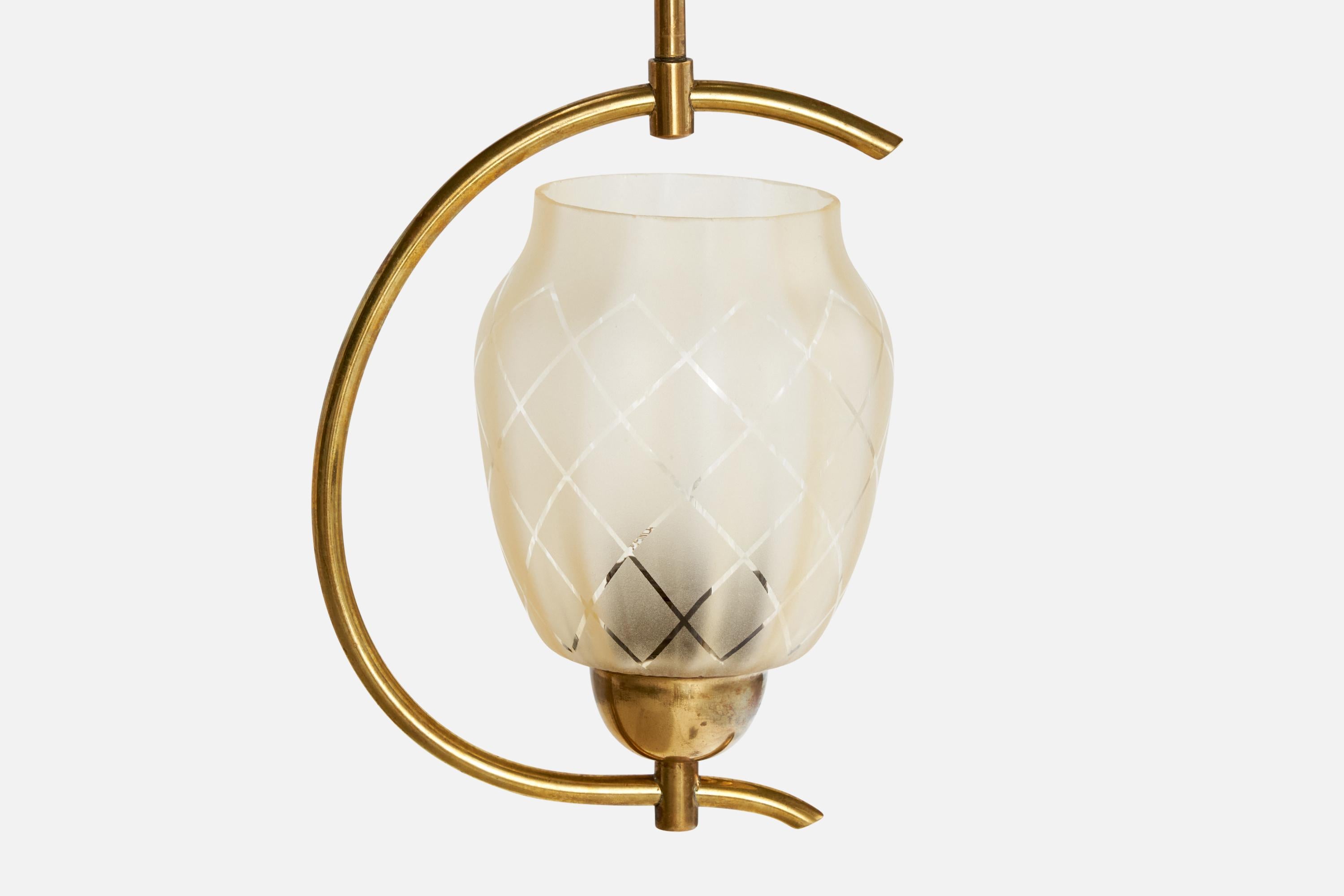 Metà XX secolo Designer svedese, lampada a sospensione, ottone, vetro, Svezia, anni '1950 in vendita