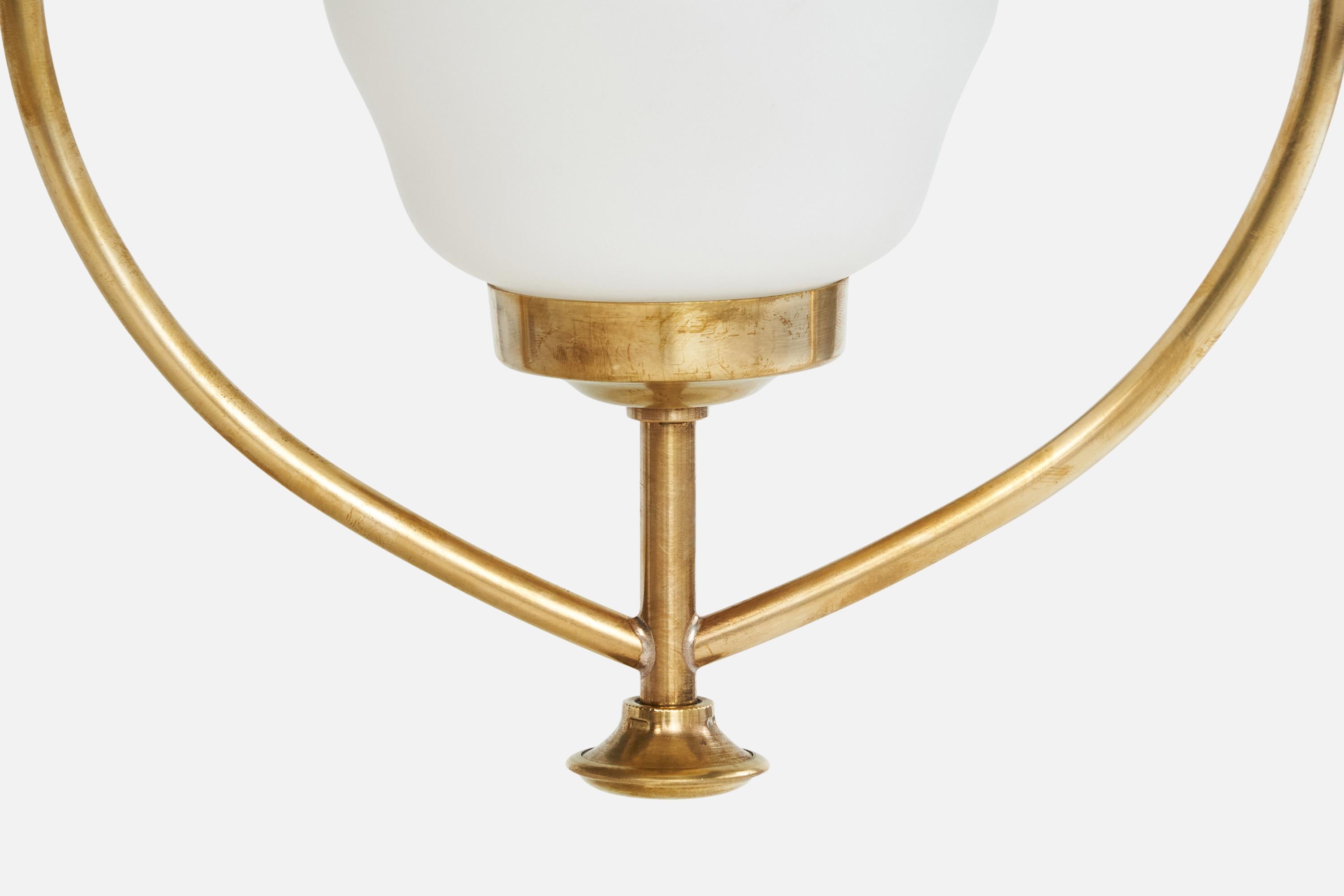 Designer svedese, lampada a sospensione, ottone, vetro, Svezia, anni '1950 In condizioni buone in vendita a High Point, NC