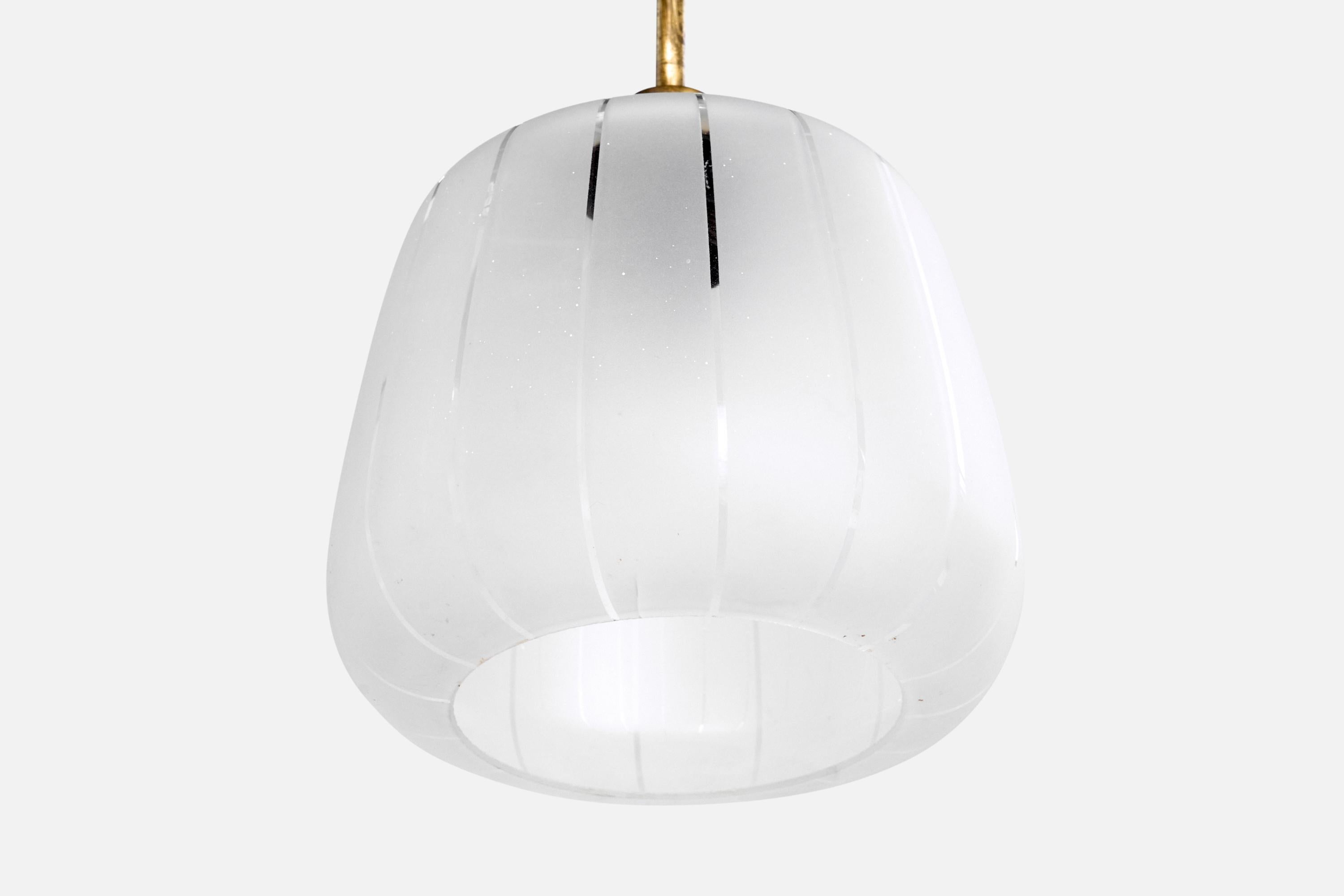 Designer svedese, lampada a sospensione, ottone, vetro, Svezia, anni '1950 In condizioni buone in vendita a High Point, NC