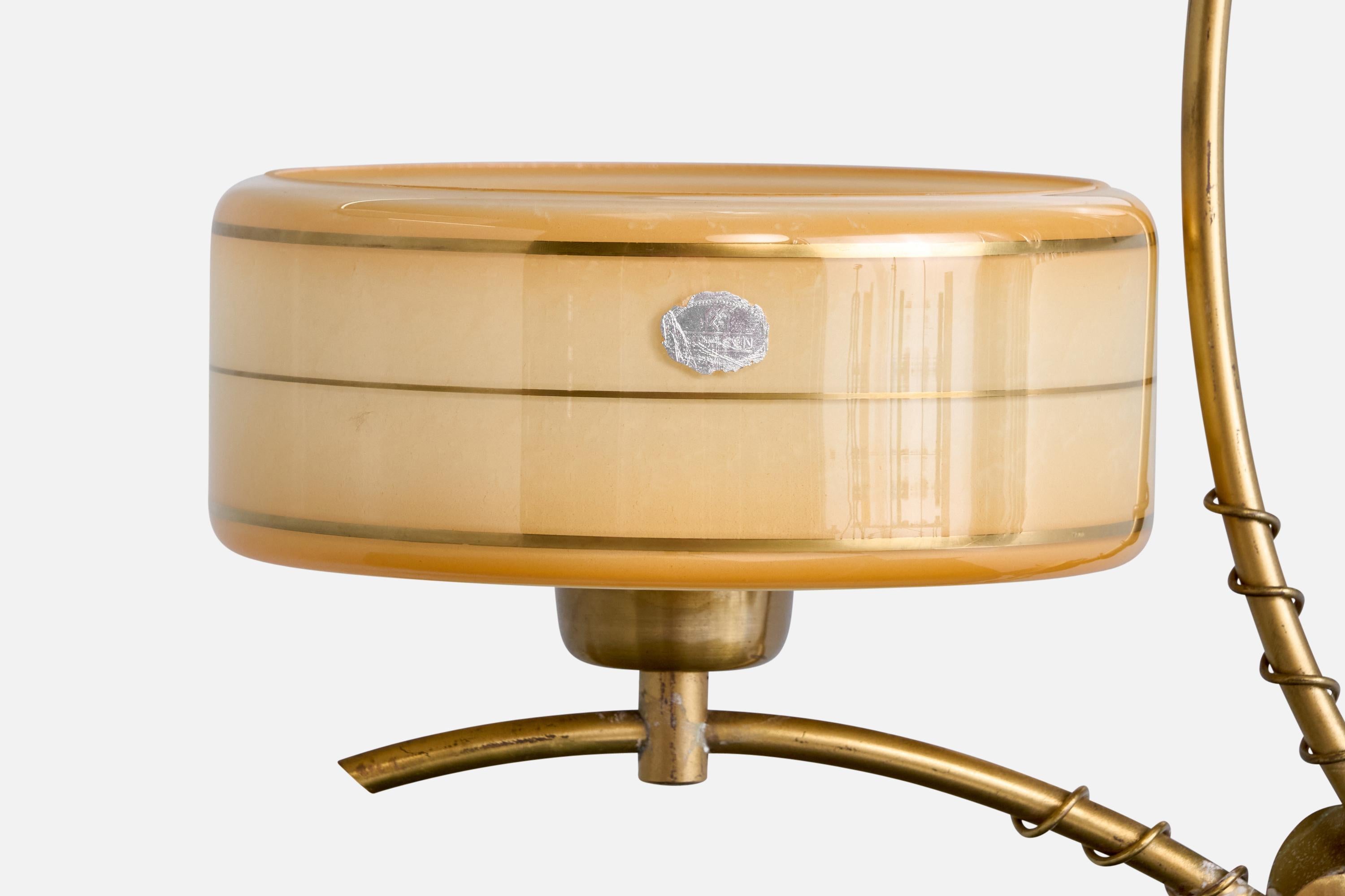 Designer svedese, lampada a sospensione, ottone, vetro, Svezia, anni '1950 In condizioni buone in vendita a High Point, NC