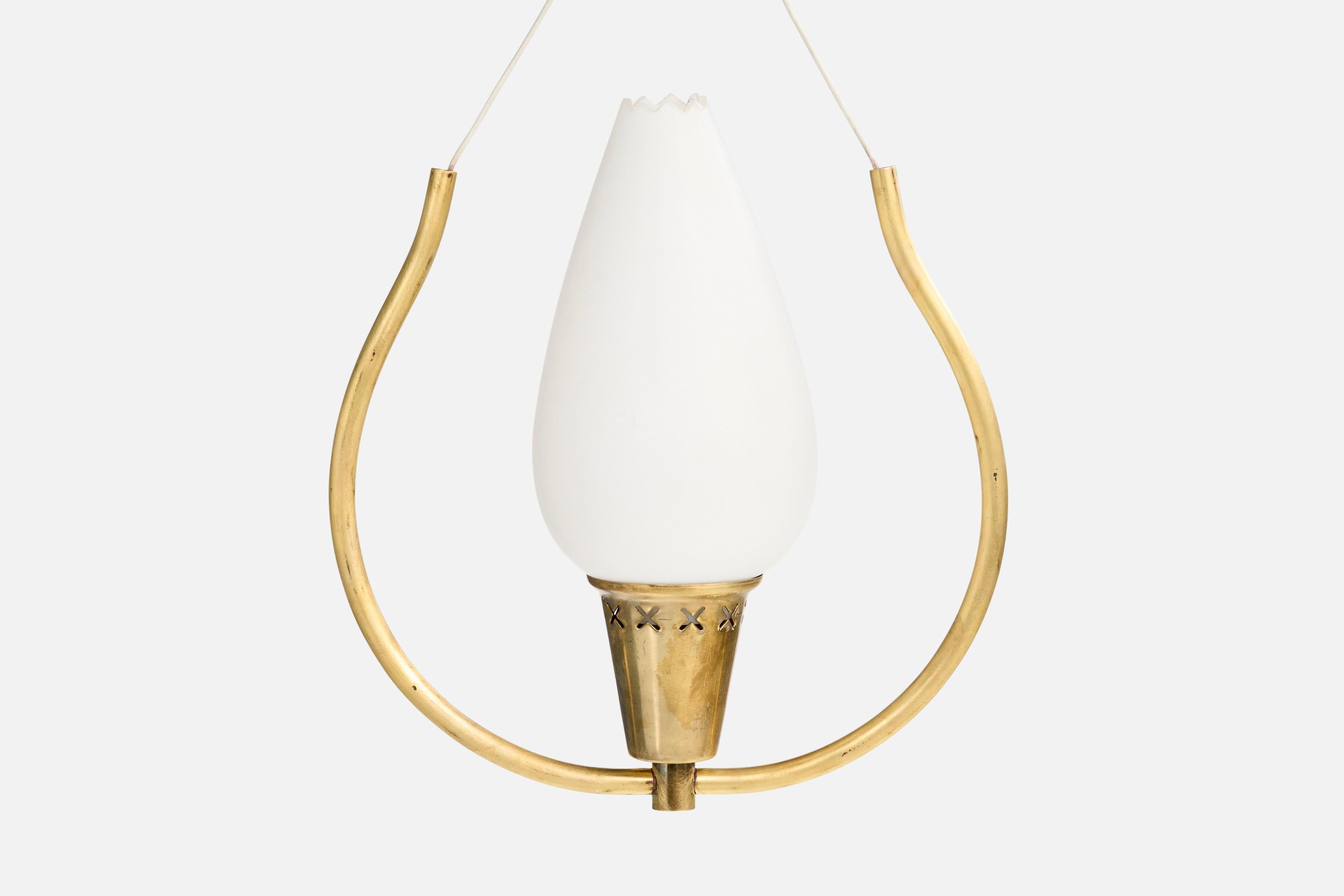 Metà XX secolo Designer svedese, lampada a sospensione, ottone, vetro, Svezia, anni '1950 in vendita