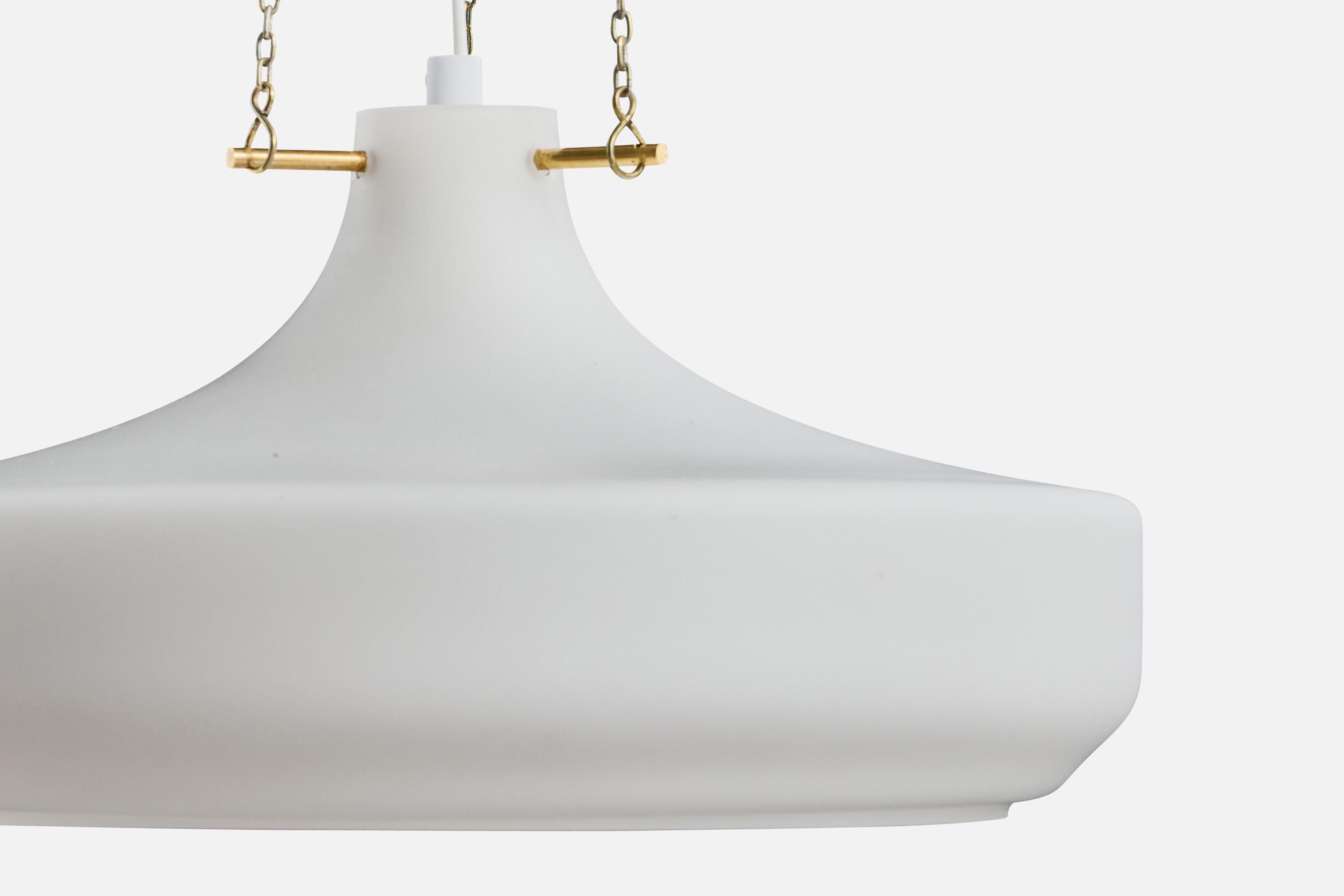 Designer svedese, lampada a sospensione, ottone, vetro, Svezia, anni '1950 In condizioni buone in vendita a High Point, NC