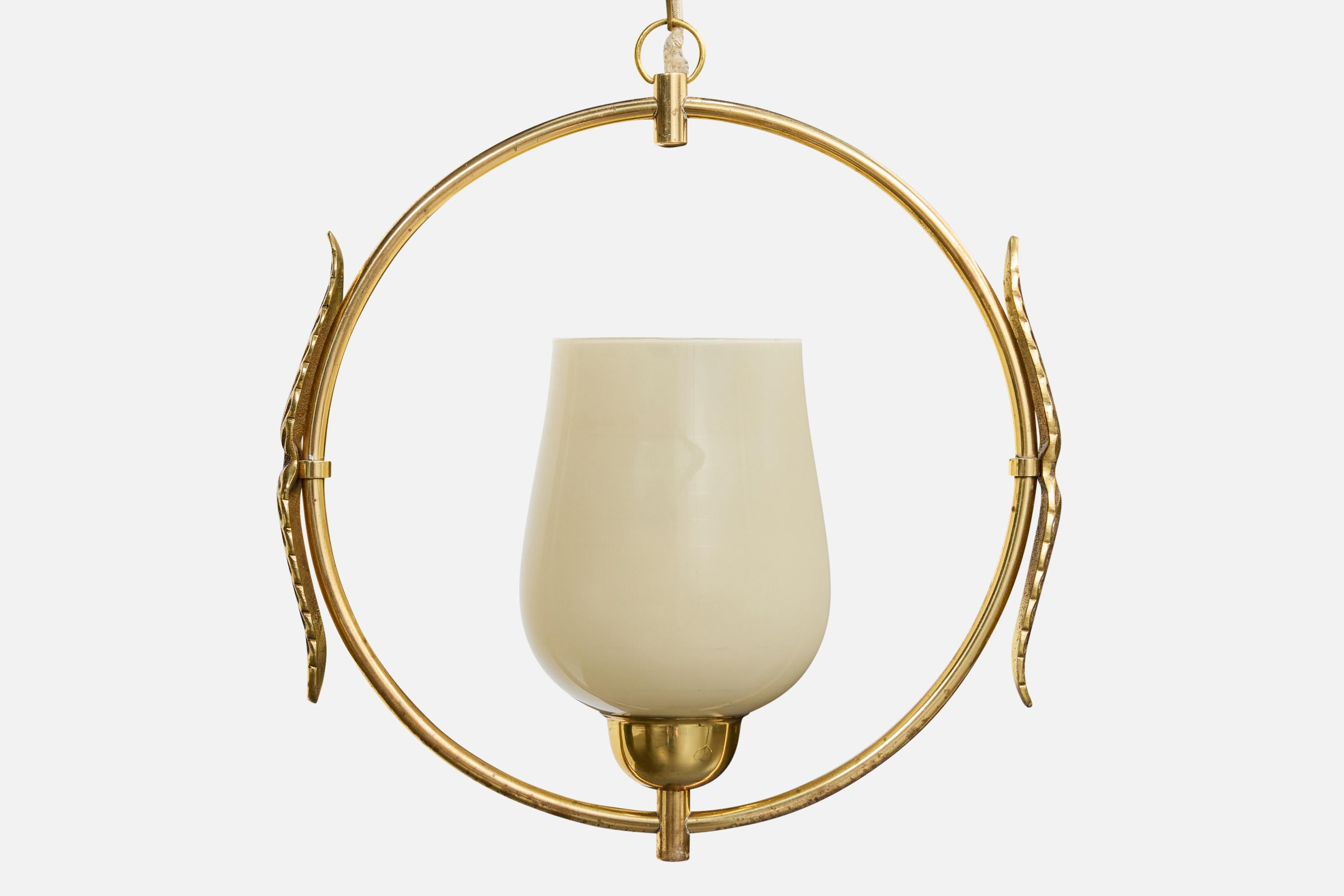 Designer svedese, lampada a sospensione, ottone, vetro, Svezia, anni '1950 In condizioni buone in vendita a High Point, NC