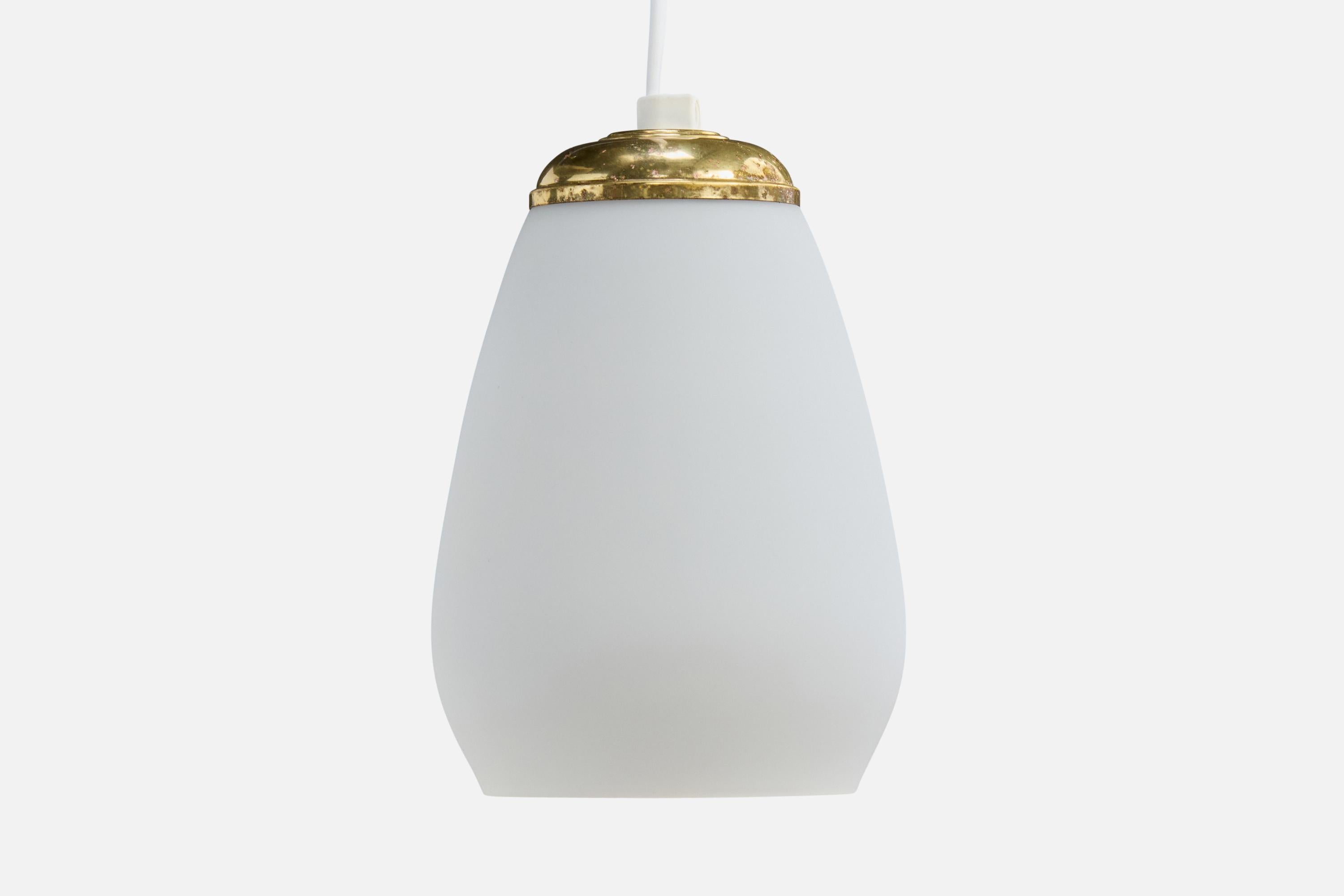 Designer svedese, lampada a sospensione, ottone, vetro, Svezia, anni '1950 In condizioni buone in vendita a High Point, NC