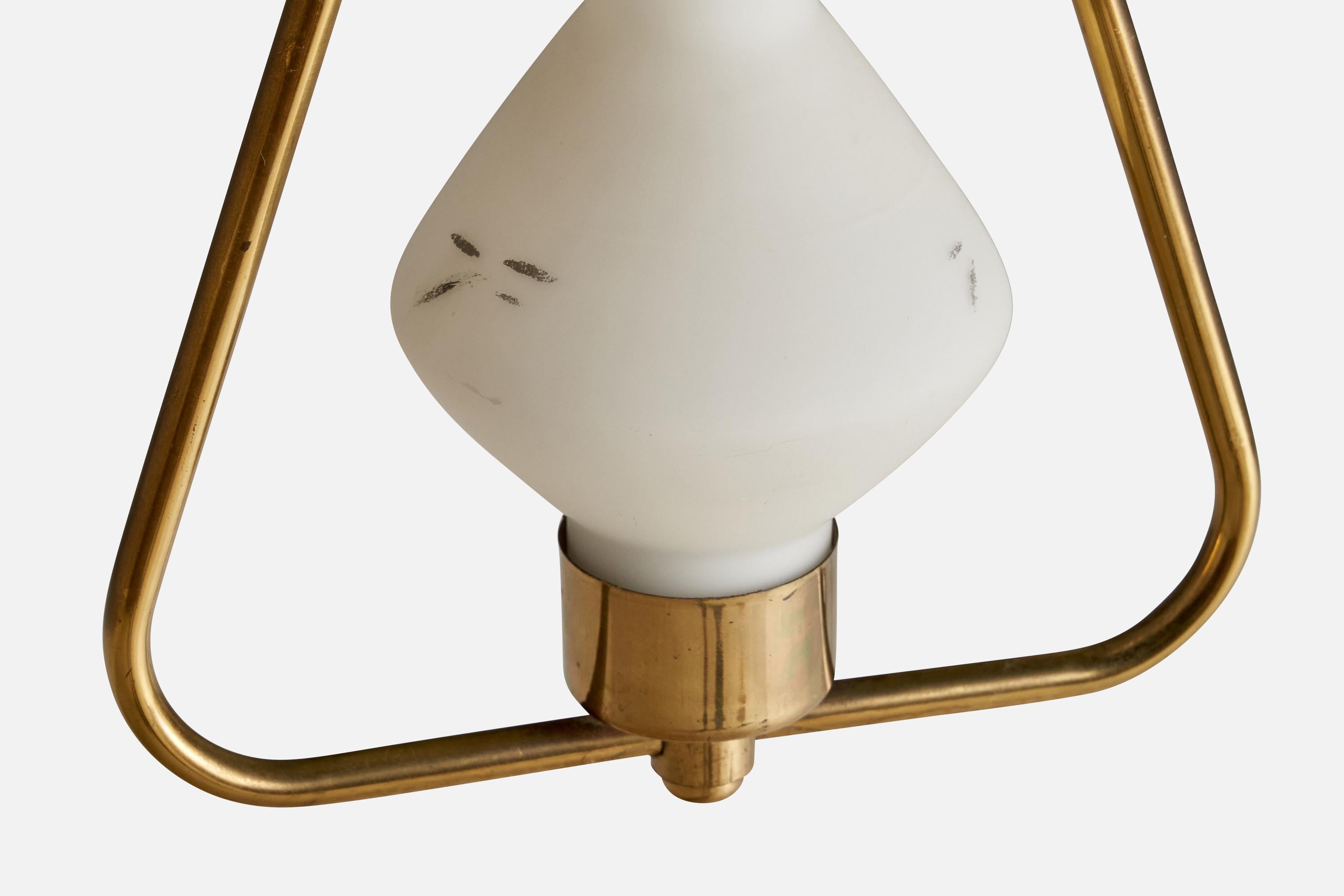 Metà XX secolo Designer svedese, lampada a sospensione, ottone, vetro, Svezia, anni '1950 in vendita