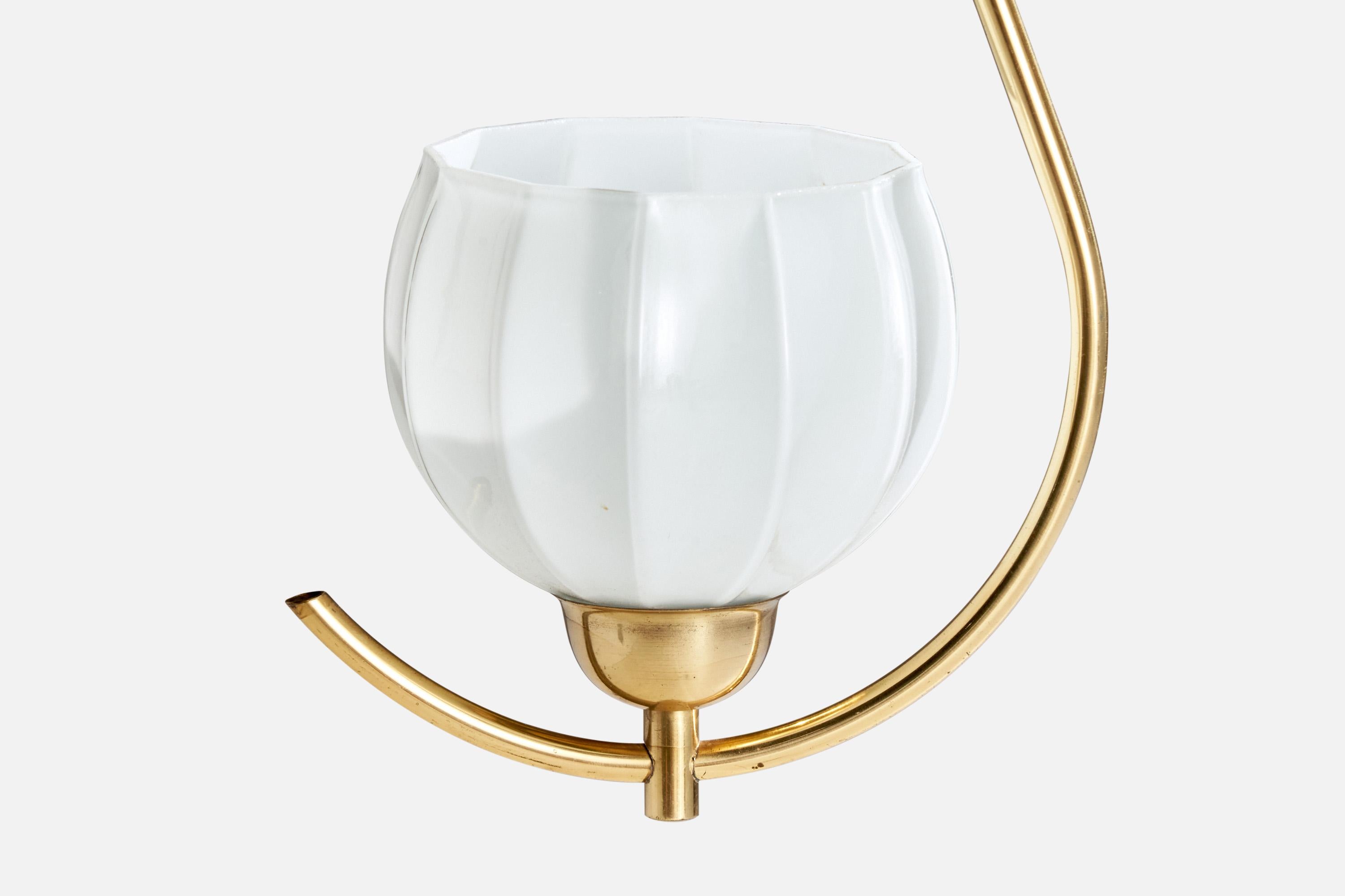 Milieu du XXe siècle Design suédois, lampe à suspension, laiton, verre, Suède, années 1950 en vente