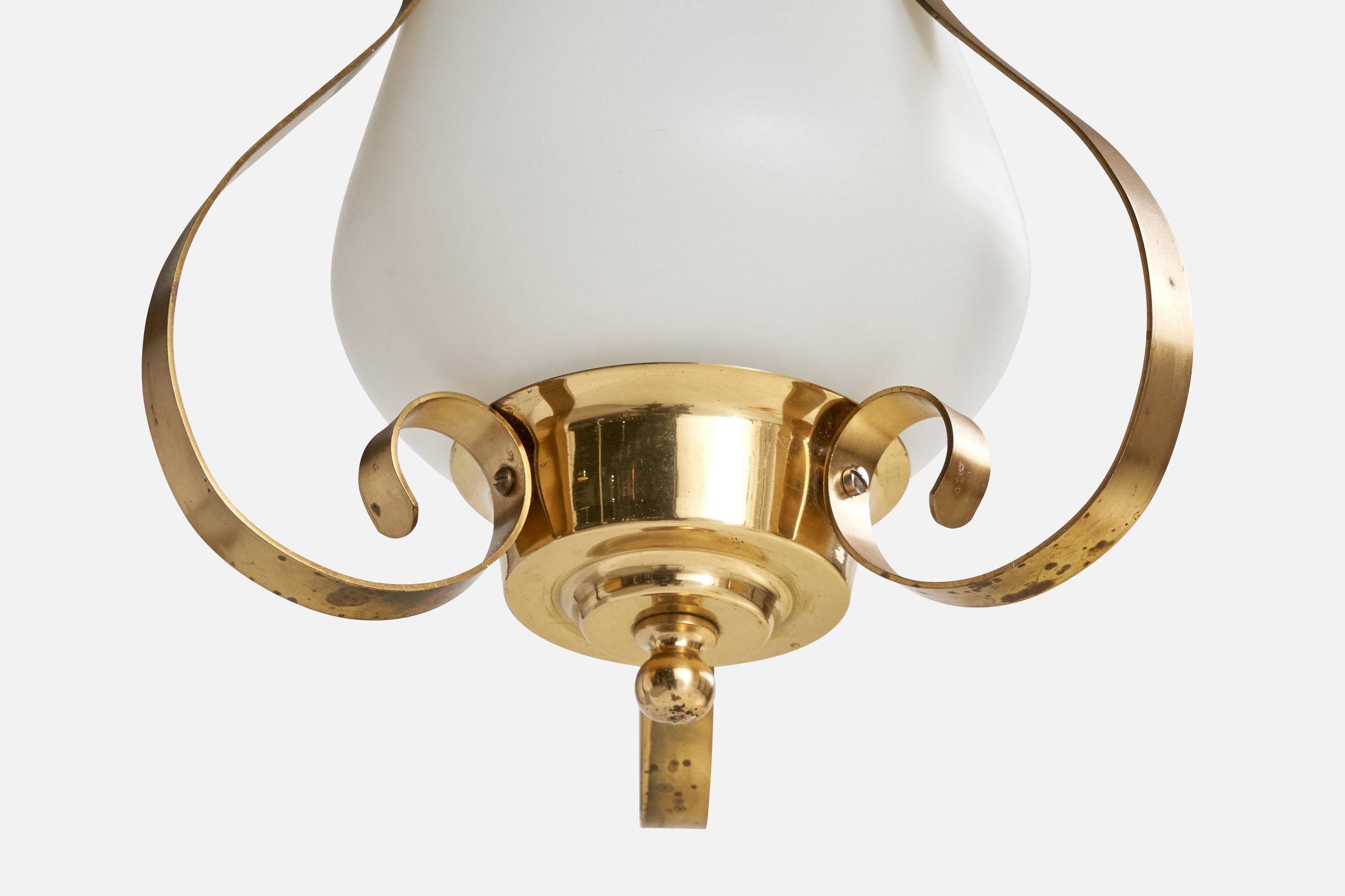 Metà XX secolo Designer svedese, lampada a sospensione, ottone, vetro, Svezia, anni '1950 in vendita