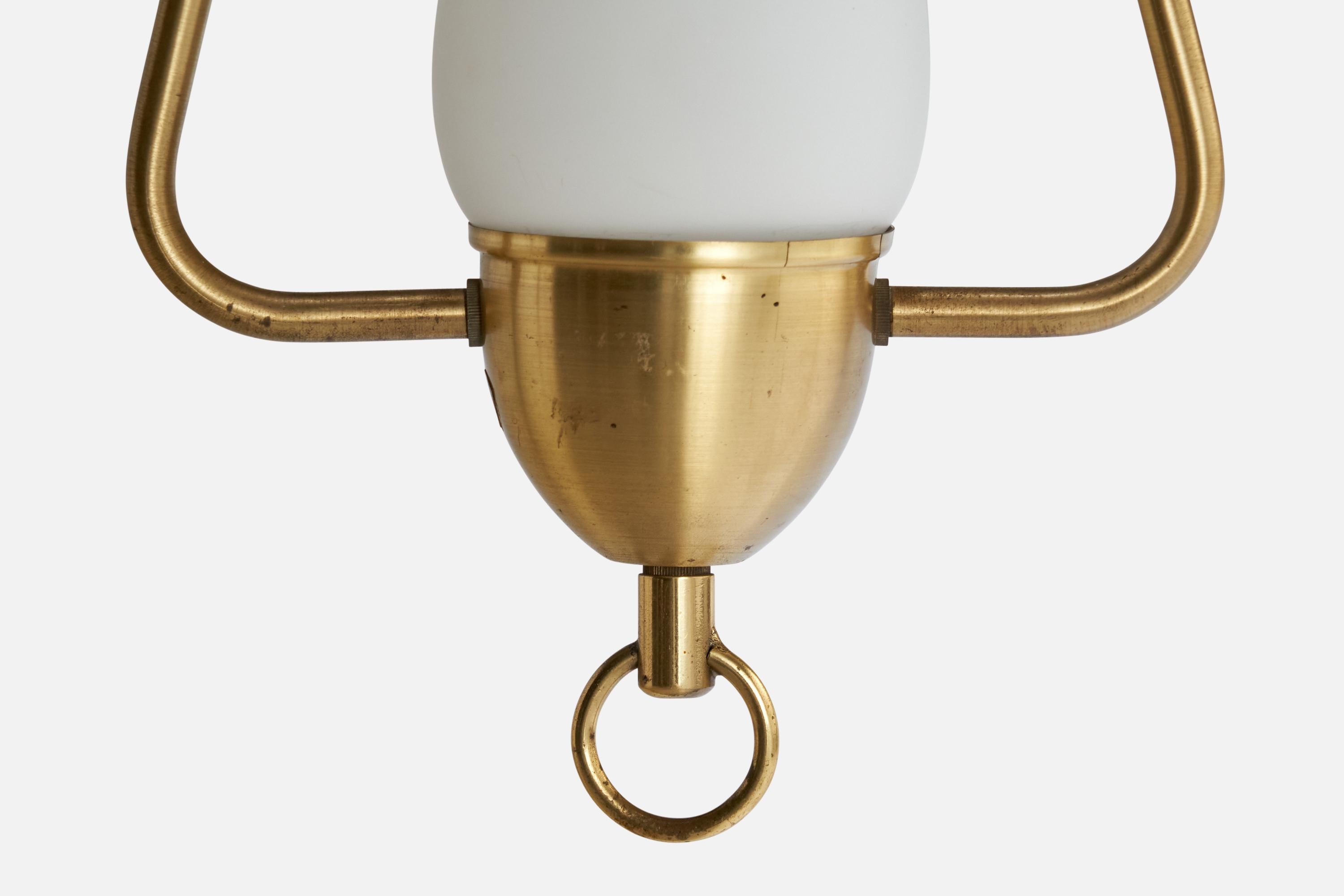 Metà XX secolo Designer svedese, lampada a sospensione, ottone, vetro, Svezia, anni '1950 in vendita