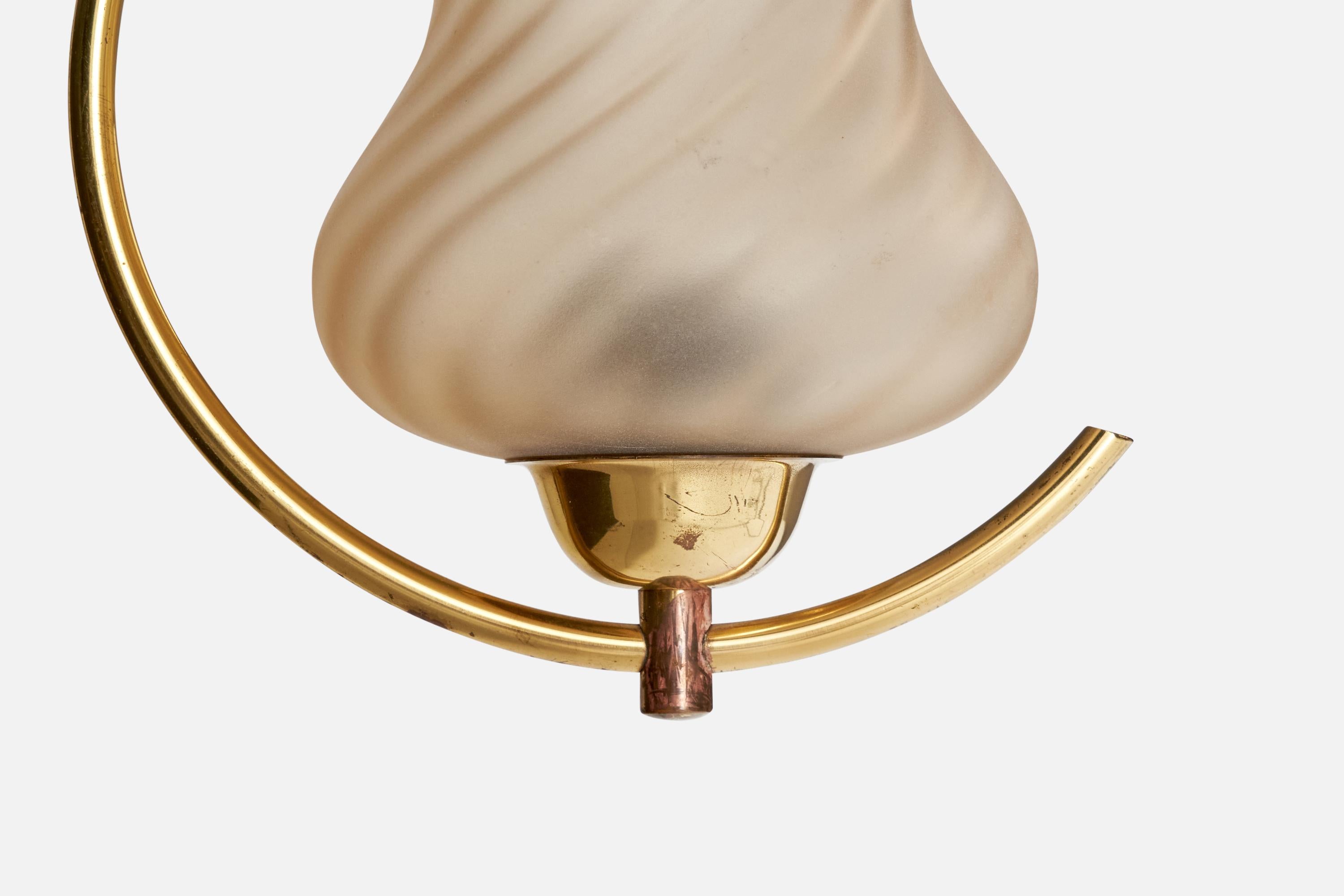 Metà XX secolo Designer svedese, lampada a sospensione, ottone, vetro, Svezia, anni '1950 in vendita