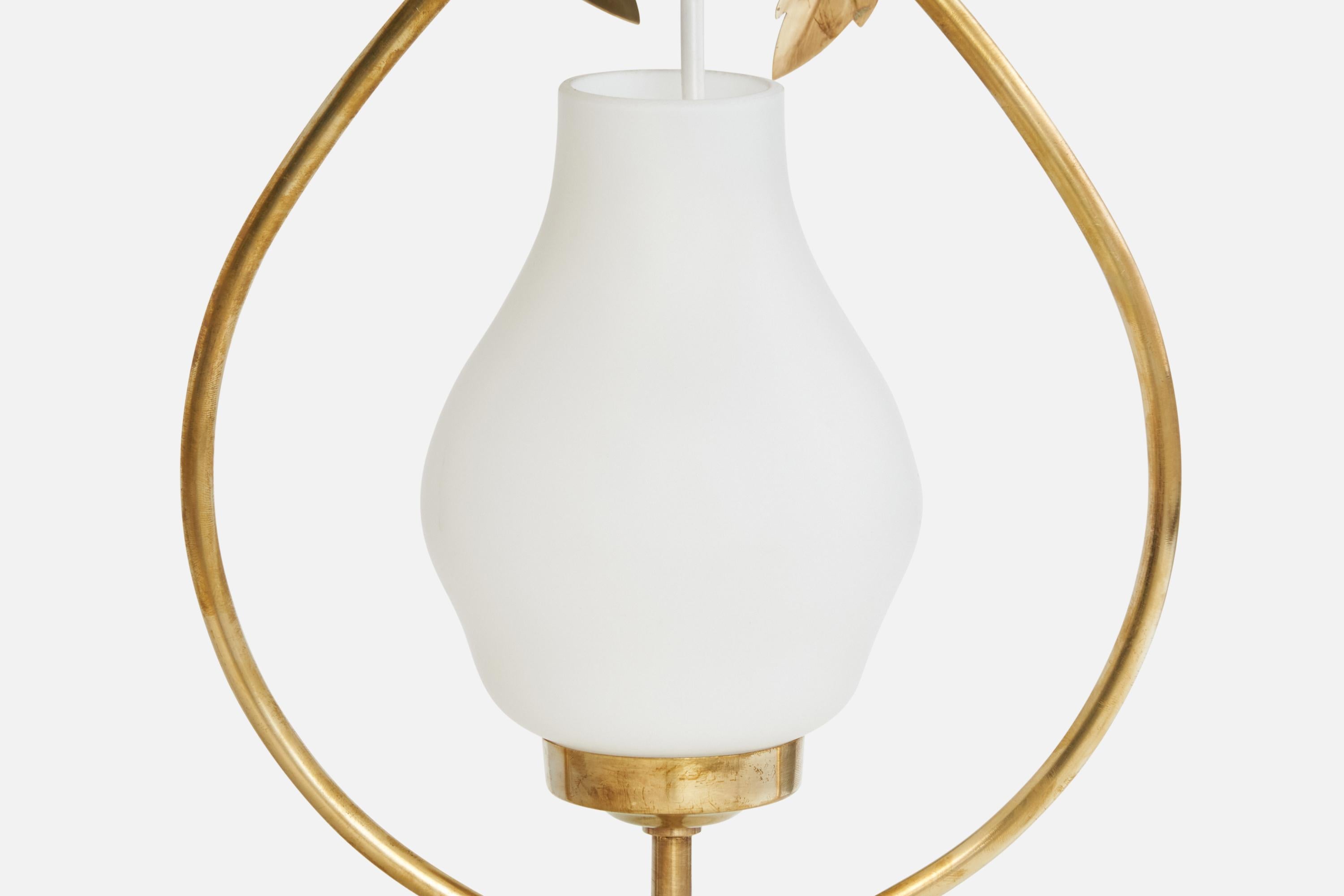 Metà XX secolo Designer svedese, lampada a sospensione, ottone, vetro, Svezia, anni '1950 in vendita