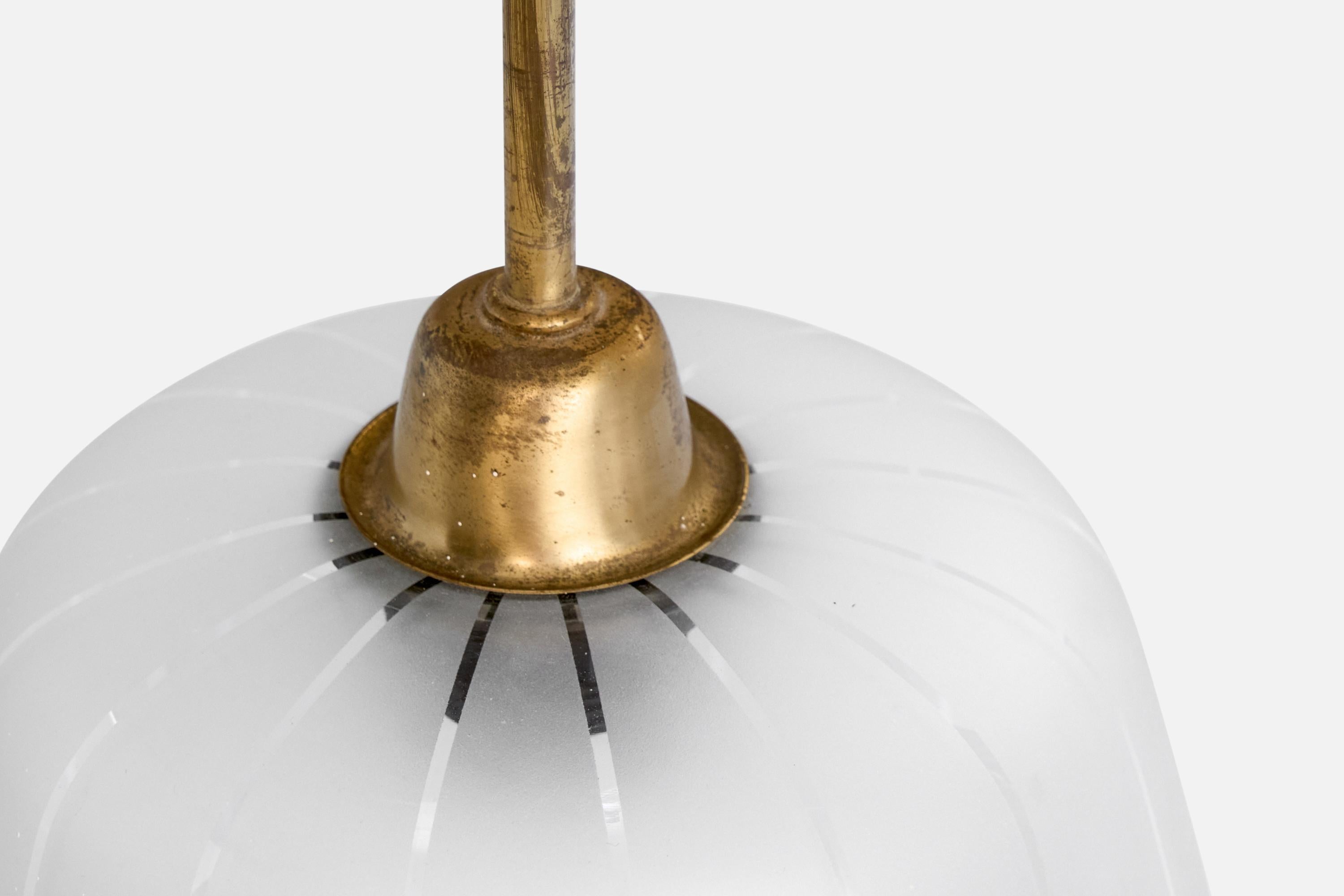 Metà XX secolo Designer svedese, lampada a sospensione, ottone, vetro, Svezia, anni '1950 in vendita