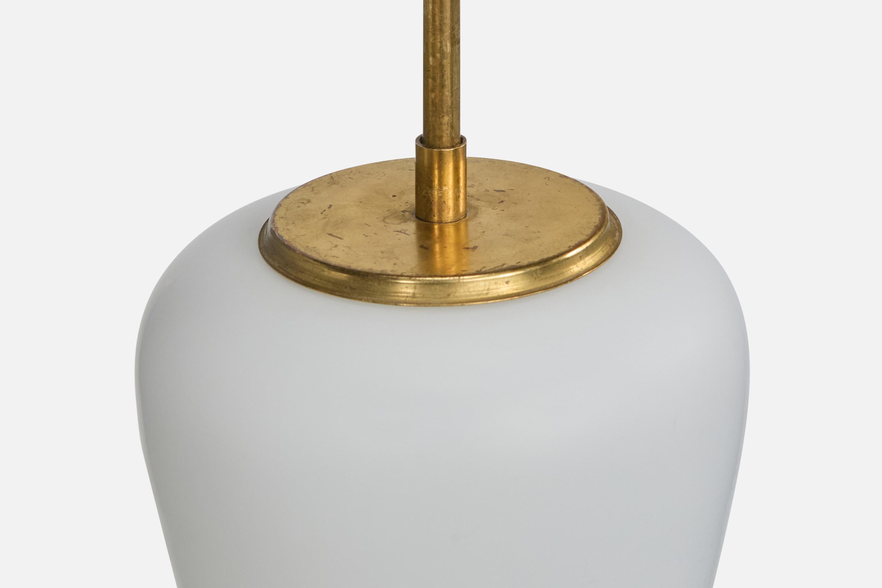 Metà XX secolo Designer svedese, lampada a sospensione, ottone, vetro, Svezia, anni '1950 in vendita