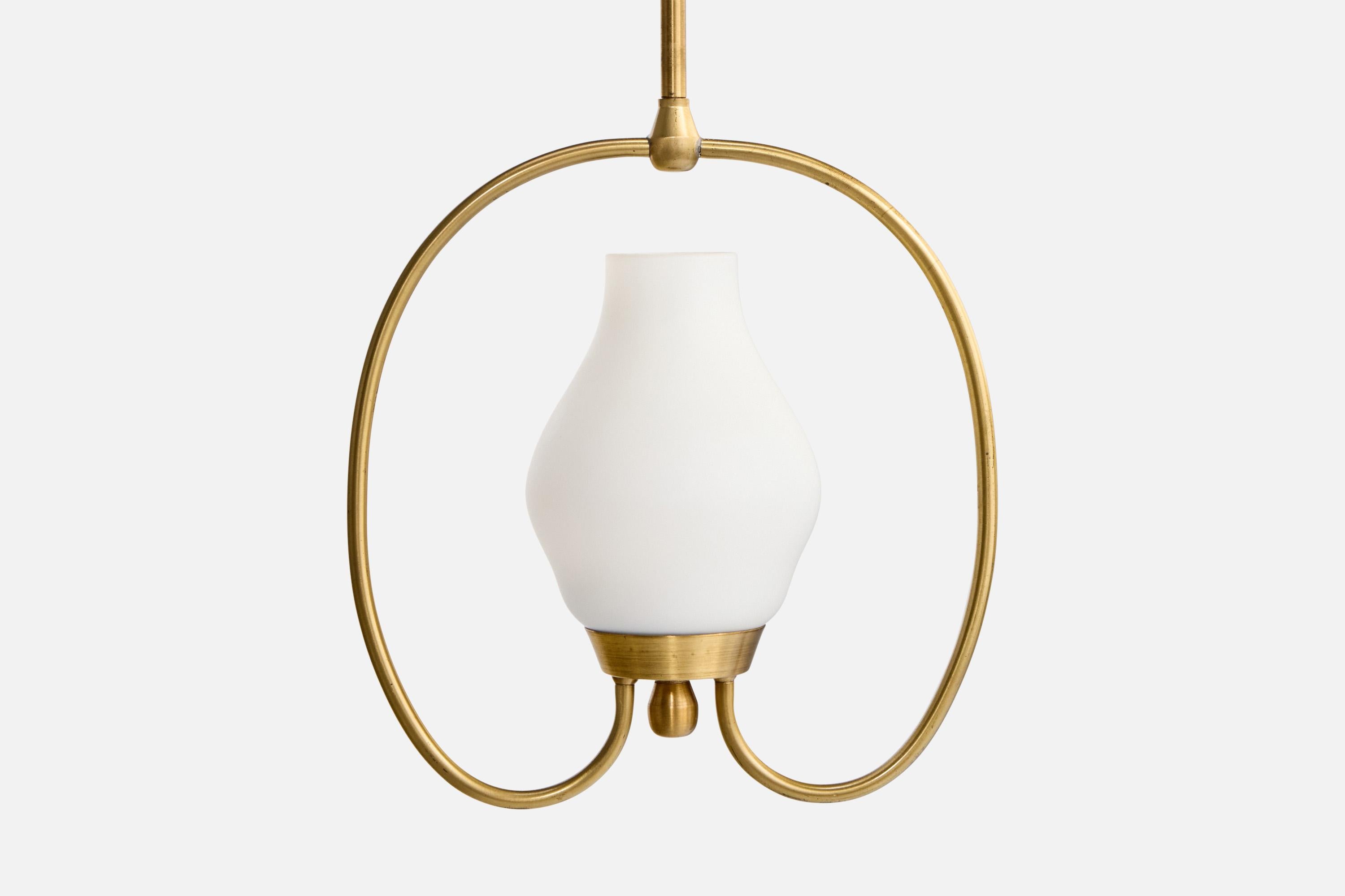 Milieu du XXe siècle Design suédois, lampe à suspension, laiton, verre, Suède, années 1950 en vente
