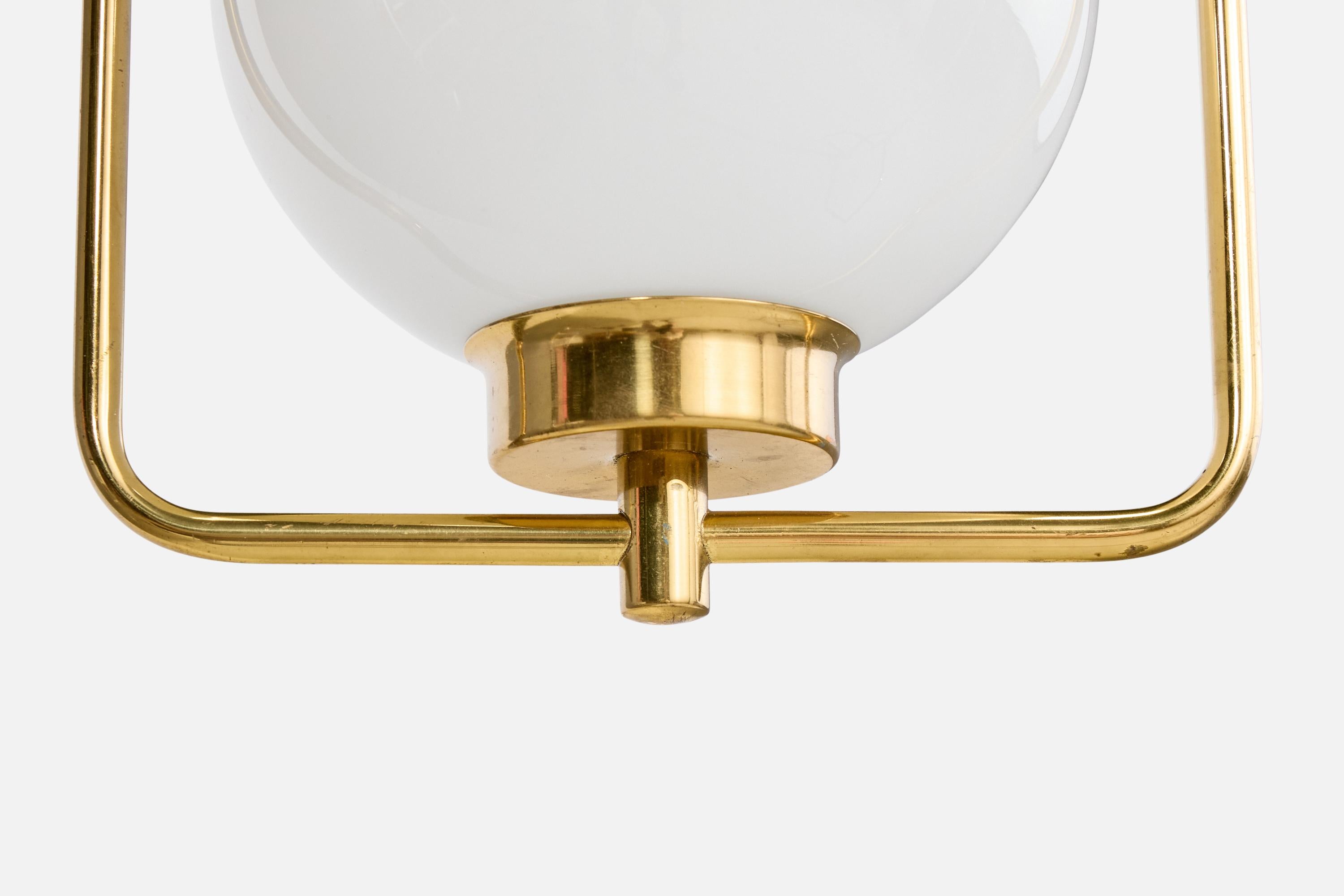 Milieu du XXe siècle Design suédois, lampe à suspension, laiton, verre, Suède, années 1950 en vente