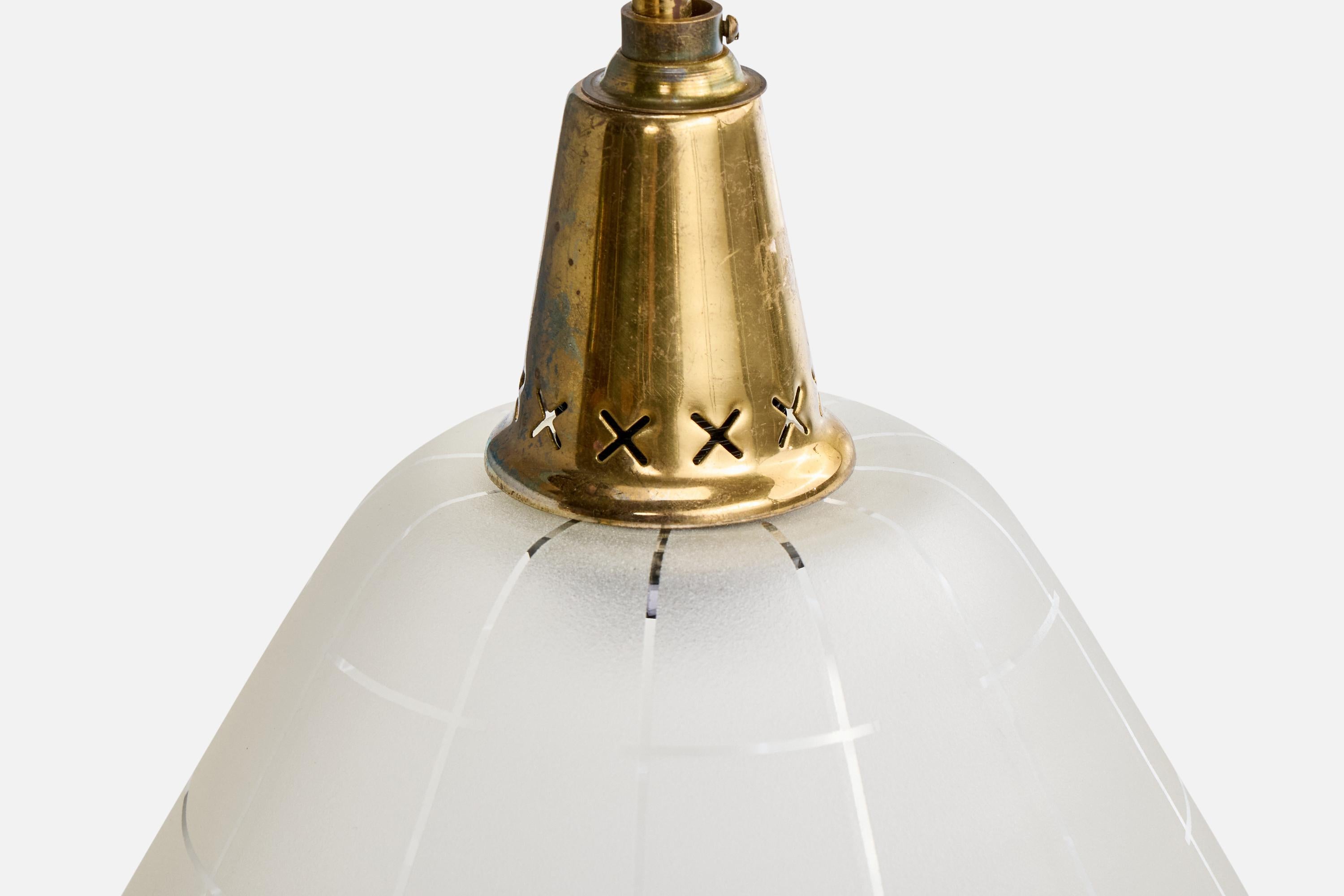 Milieu du XXe siècle Design suédois, lampe à suspension, laiton, verre, Suède, années 1950 en vente