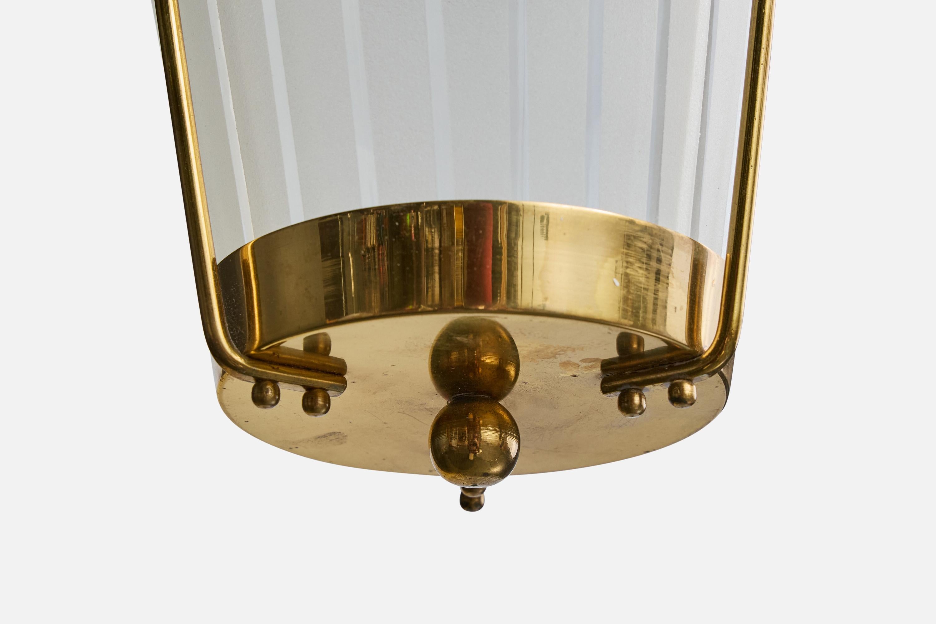 Metà XX secolo Designer svedese, lampada a sospensione, ottone, vetro, Svezia, anni '1950 in vendita