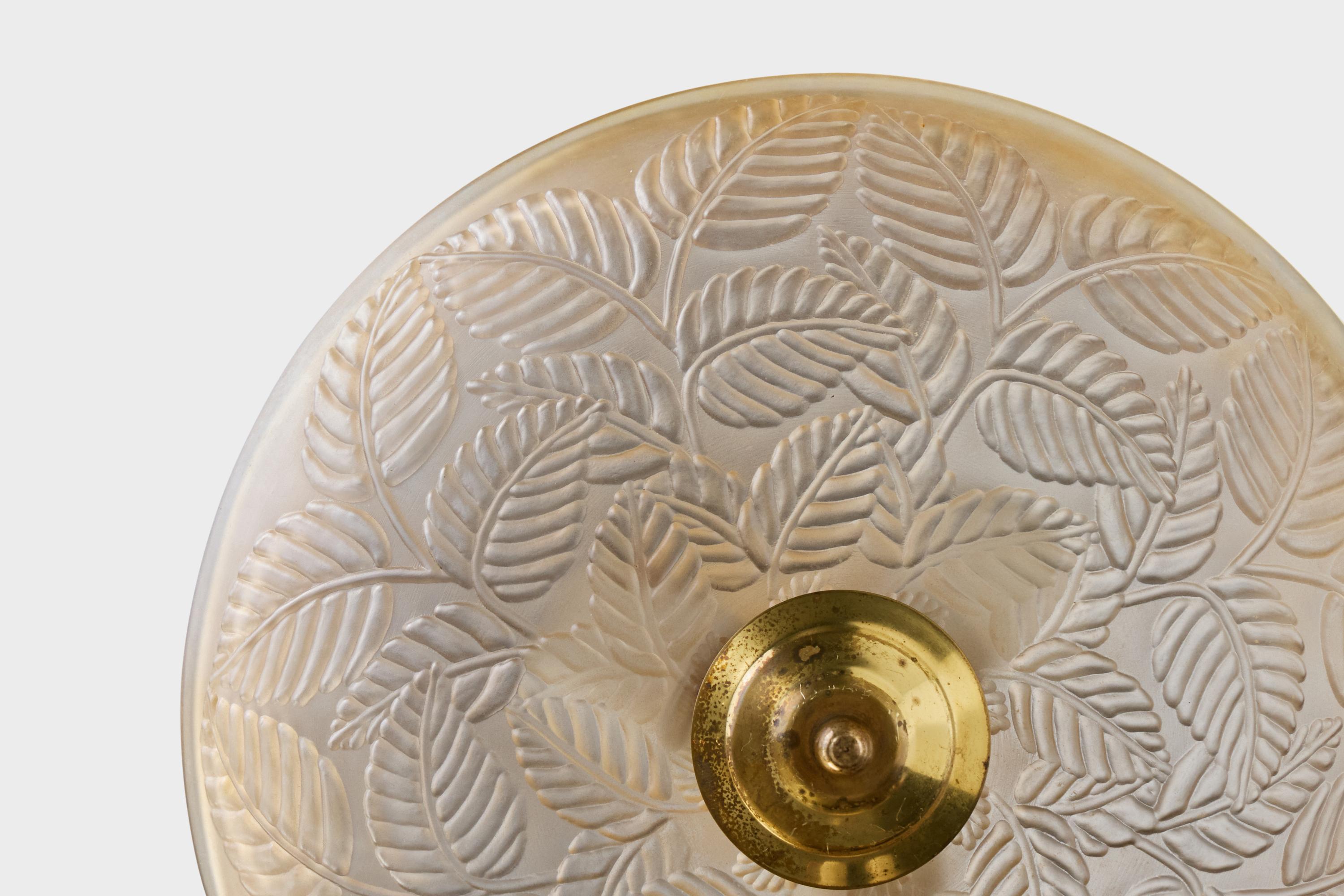 Metà XX secolo Designer svedese, lampada a sospensione, ottone, vetro, Svezia, anni '1950 in vendita