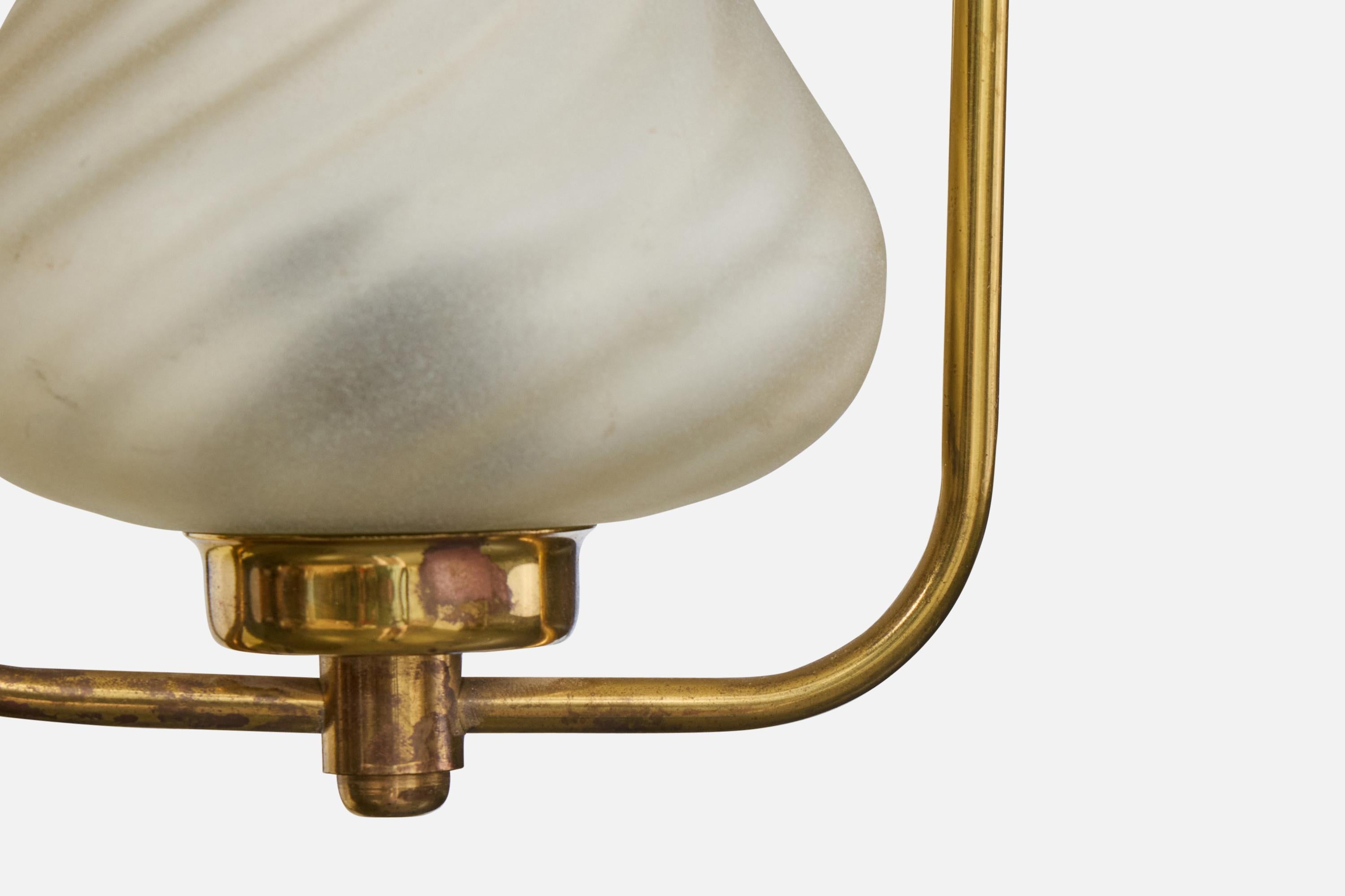 Ottone Designer svedese, lampada a sospensione, ottone, vetro, Svezia, anni '1950 in vendita