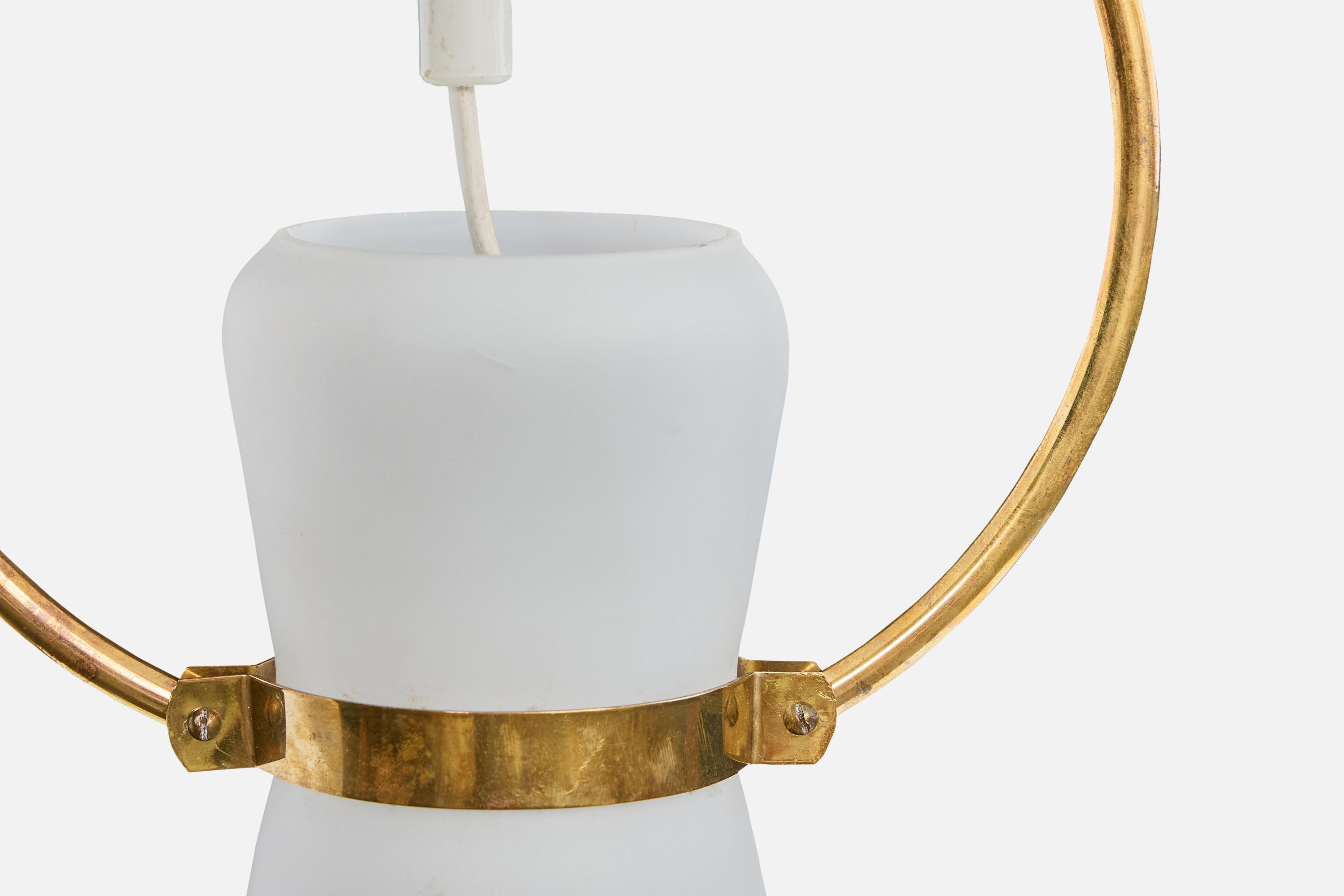 Metà XX secolo Designer svedese, lampada a sospensione, ottone, vetro, Svezia, anni '1950 in vendita