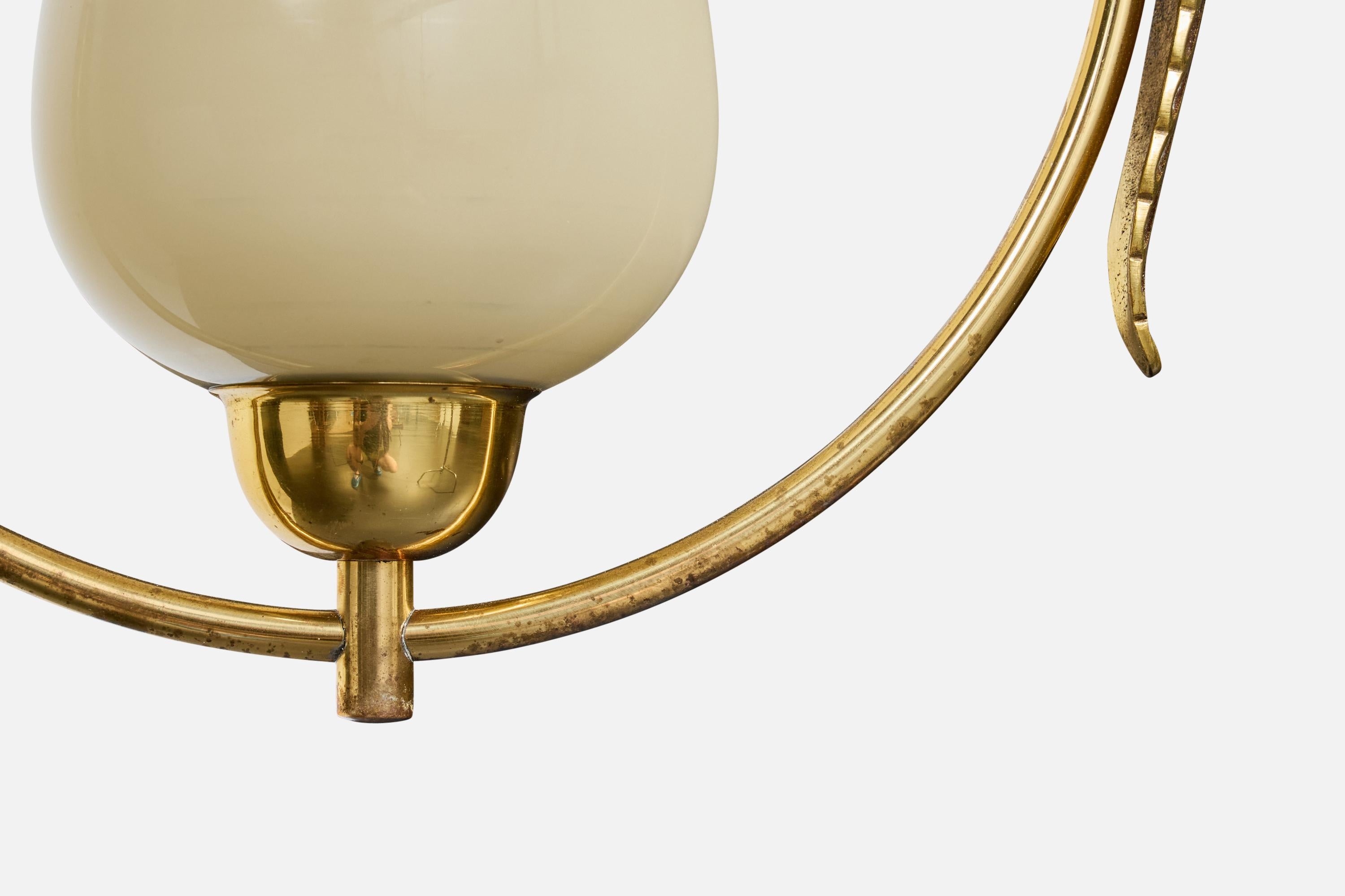 Metà XX secolo Designer svedese, lampada a sospensione, ottone, vetro, Svezia, anni '1950 in vendita