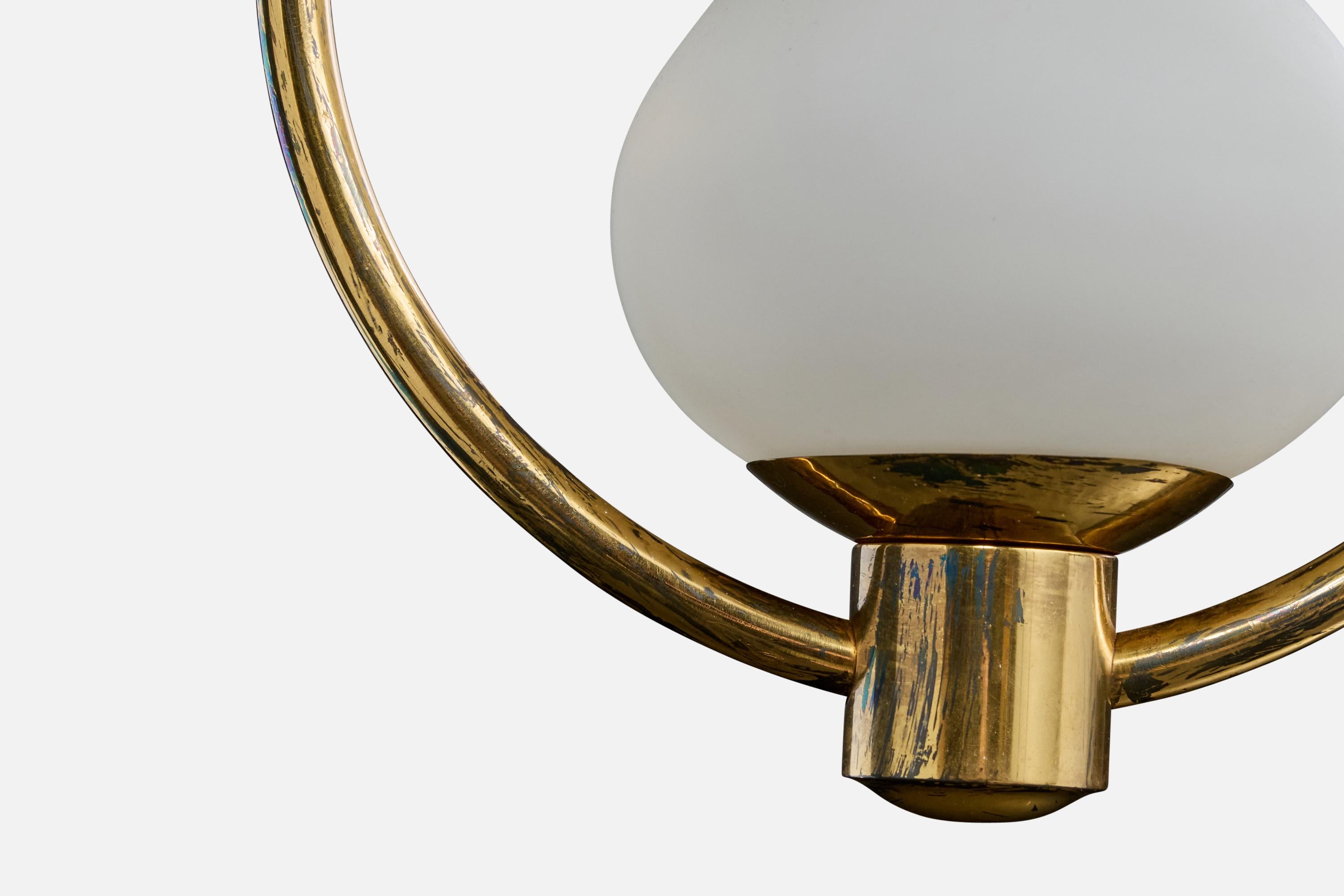 Milieu du XXe siècle Design suédois, lampe à suspension, laiton, verre, Suède, années 1950 en vente