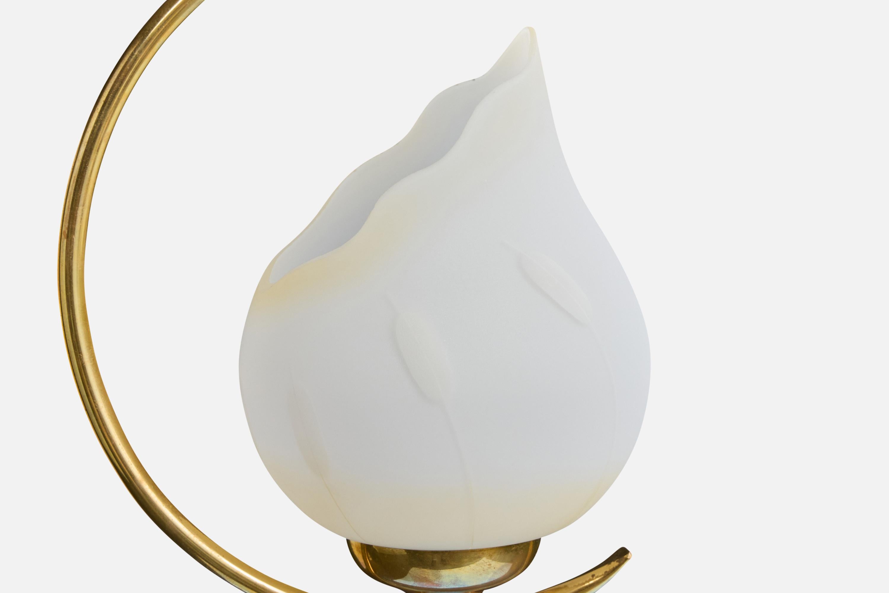 Milieu du XXe siècle Design suédois, lampe à suspension, laiton, verre, Suède, années 1950 en vente