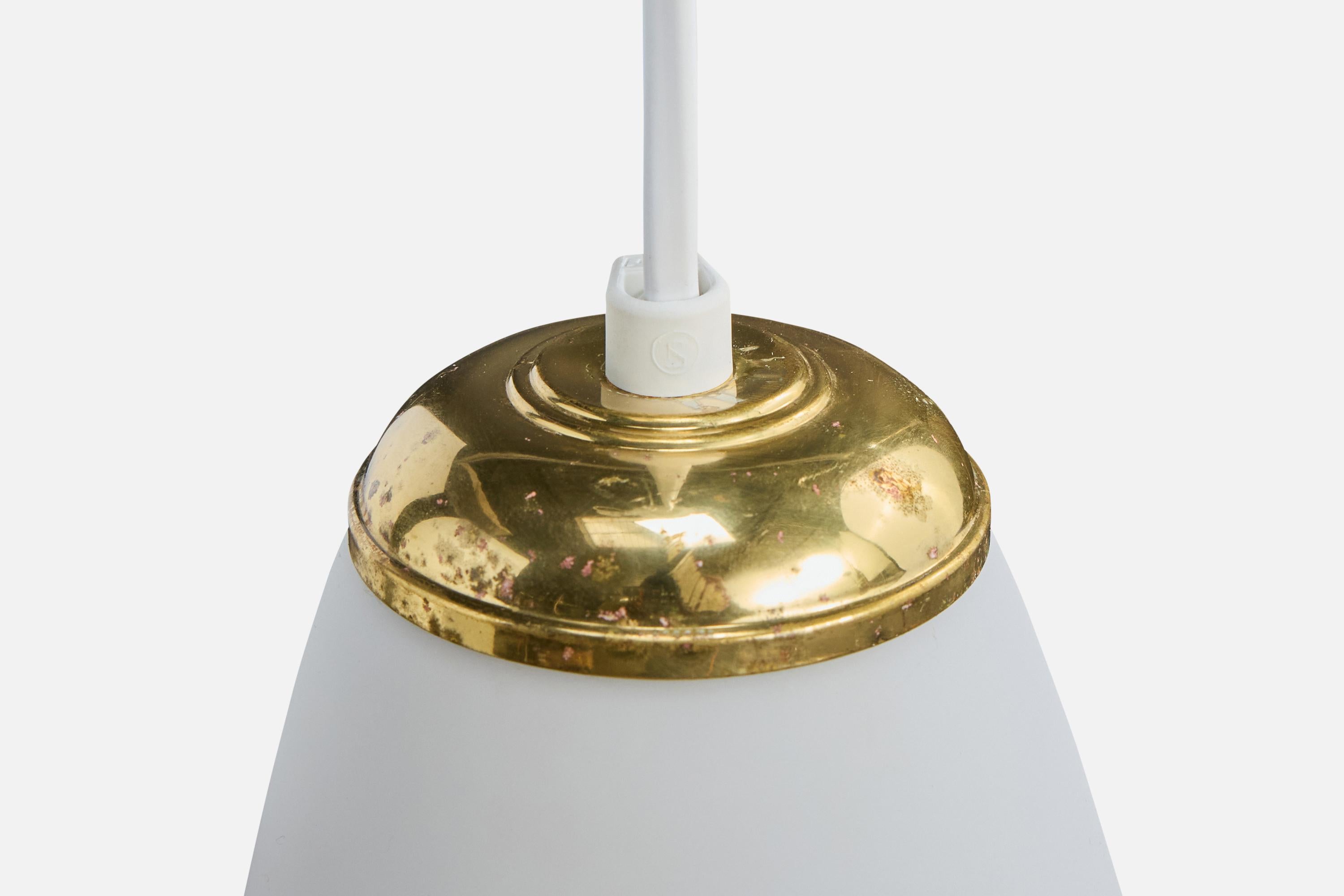 Metà XX secolo Designer svedese, lampada a sospensione, ottone, vetro, Svezia, anni '1950 in vendita