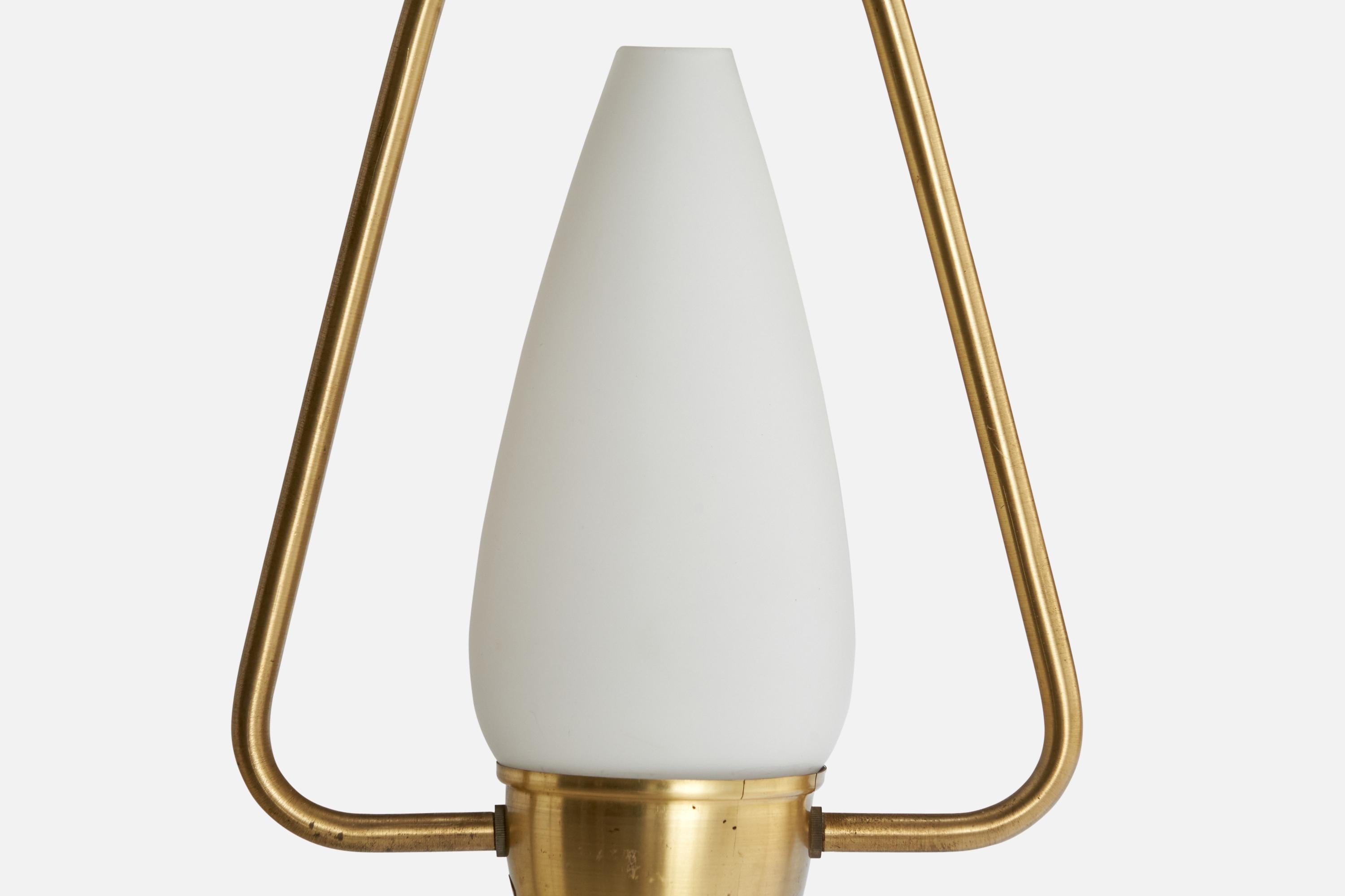 Ottone Designer svedese, lampada a sospensione, ottone, vetro, Svezia, anni '1950 in vendita