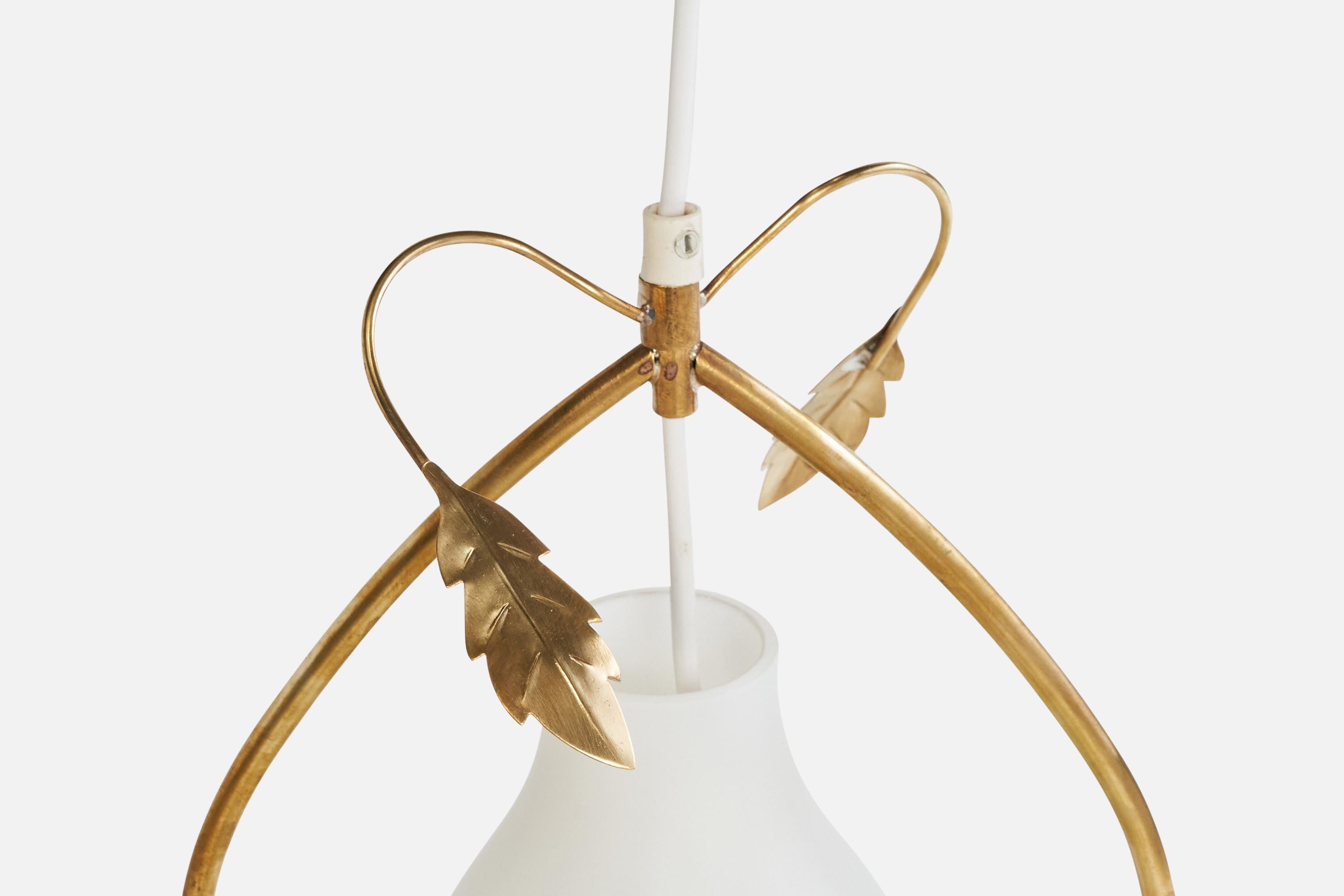 Ottone Designer svedese, lampada a sospensione, ottone, vetro, Svezia, anni '1950 in vendita