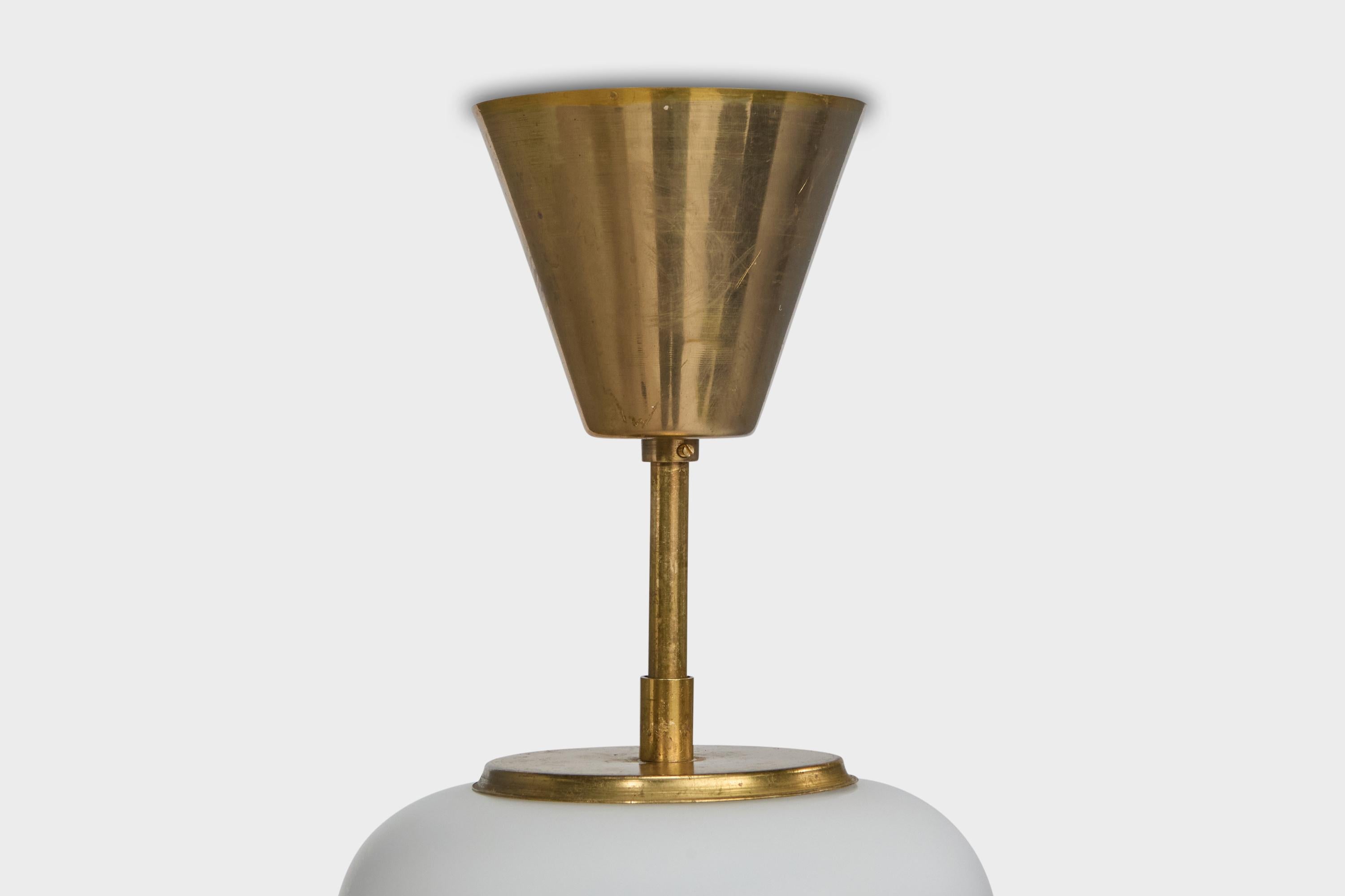 Ottone Designer svedese, lampada a sospensione, ottone, vetro, Svezia, anni '1950 in vendita