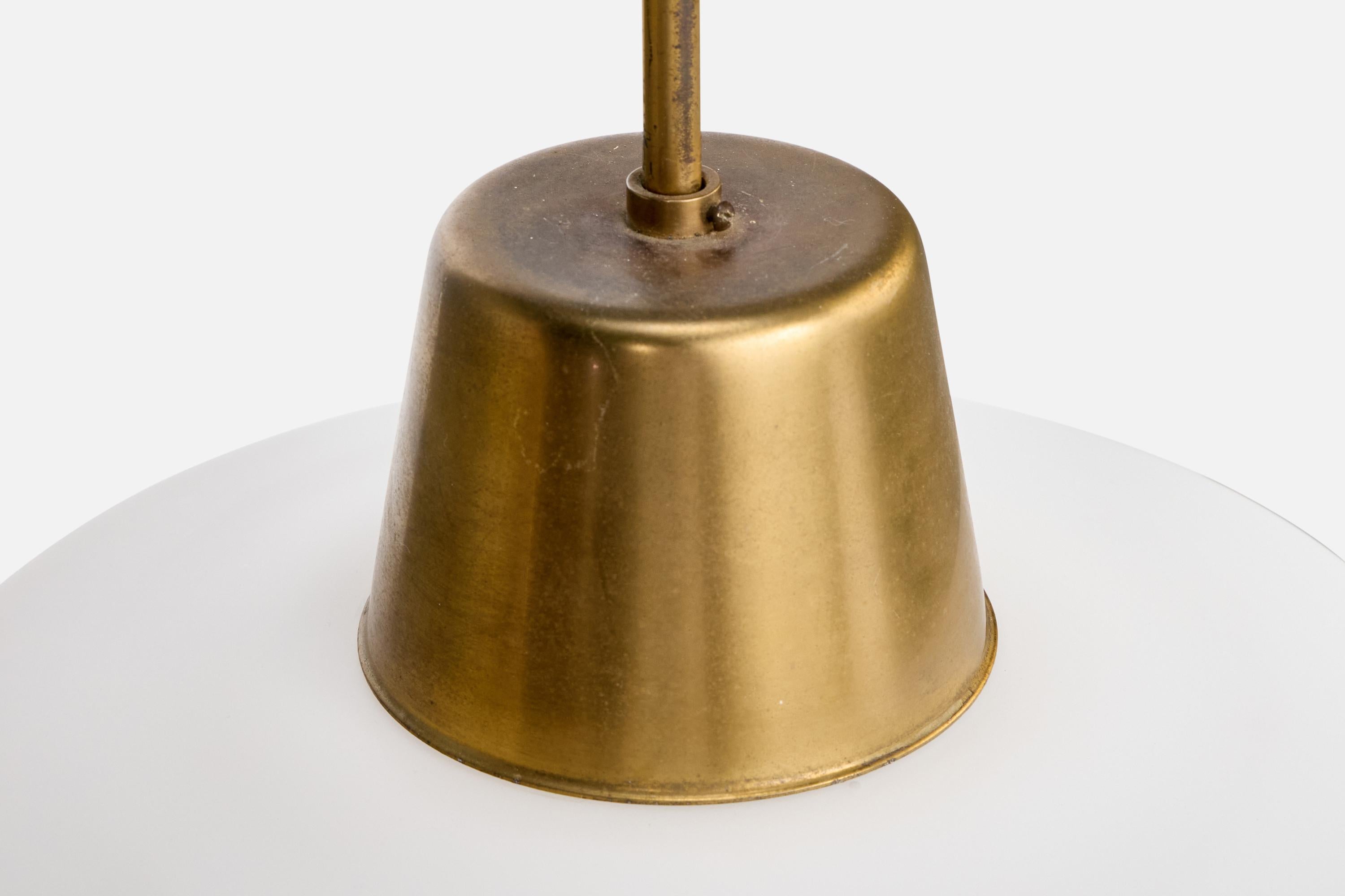 Laiton Design suédois, lampe à suspension, laiton, verre, Suède, années 1950 en vente
