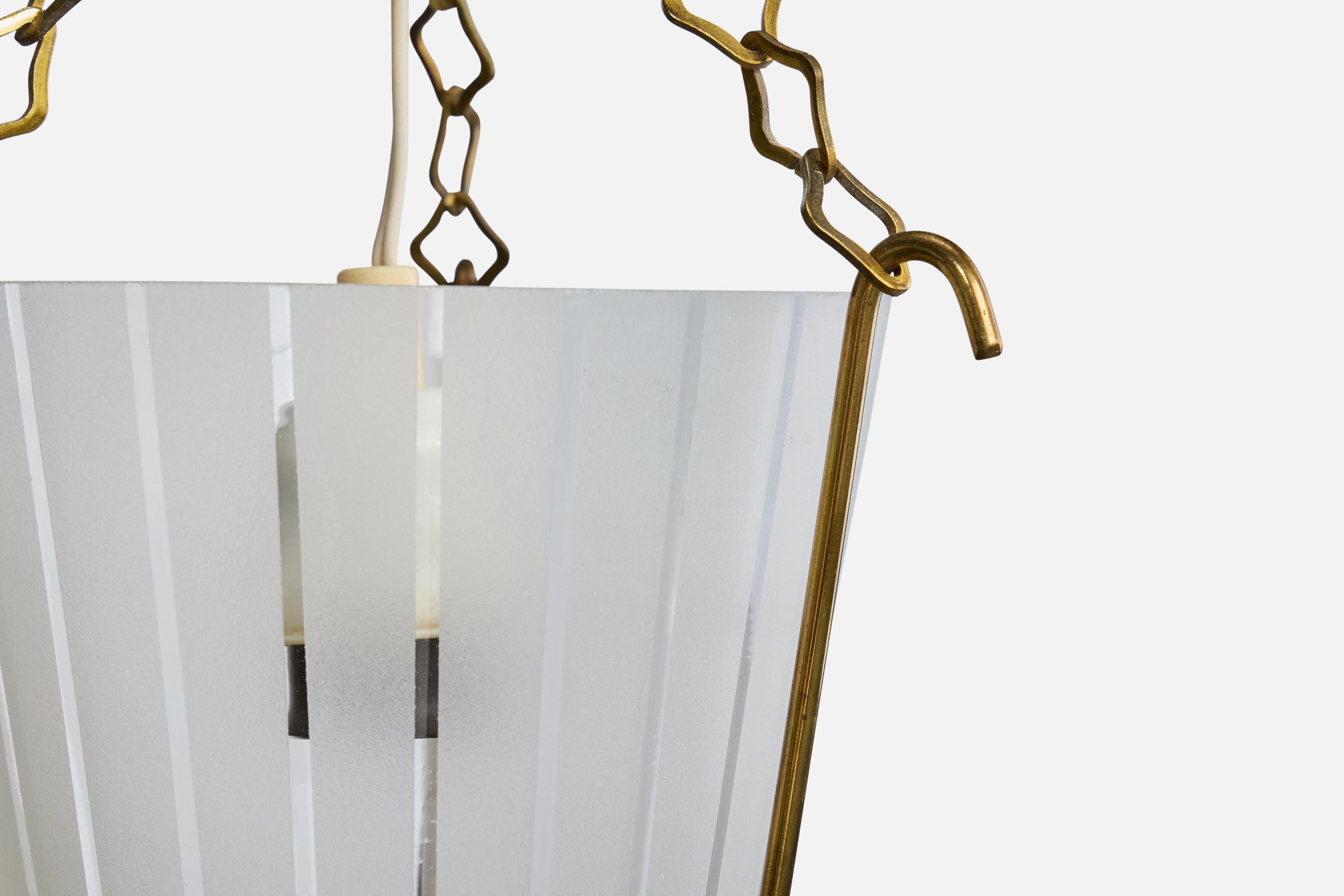 Ottone Designer svedese, lampada a sospensione, ottone, vetro, Svezia, anni '1950 in vendita