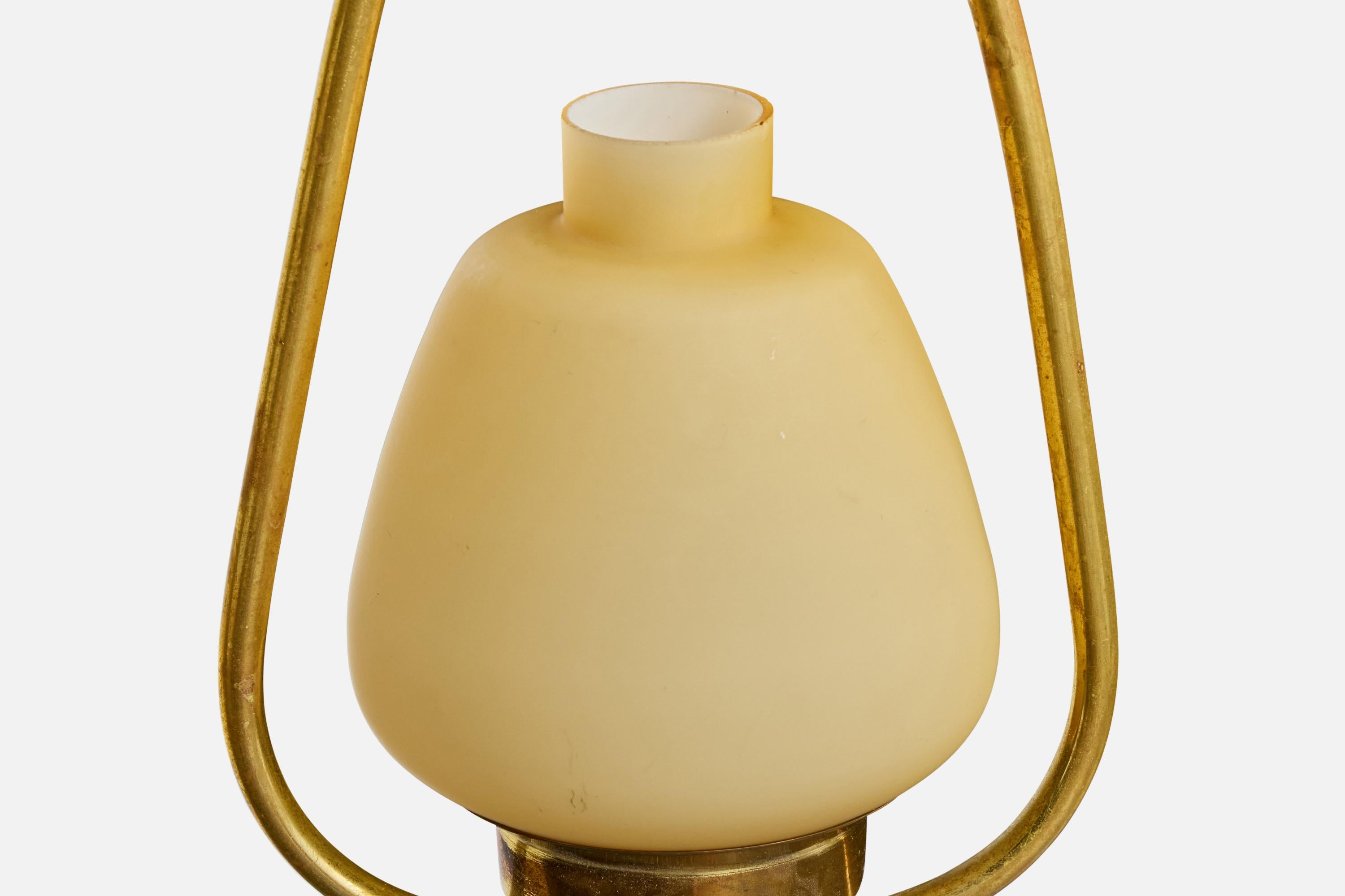 Diseñador sueco, lámpara colgante, latón, cristal, Suecia, años 1950 Latón en venta