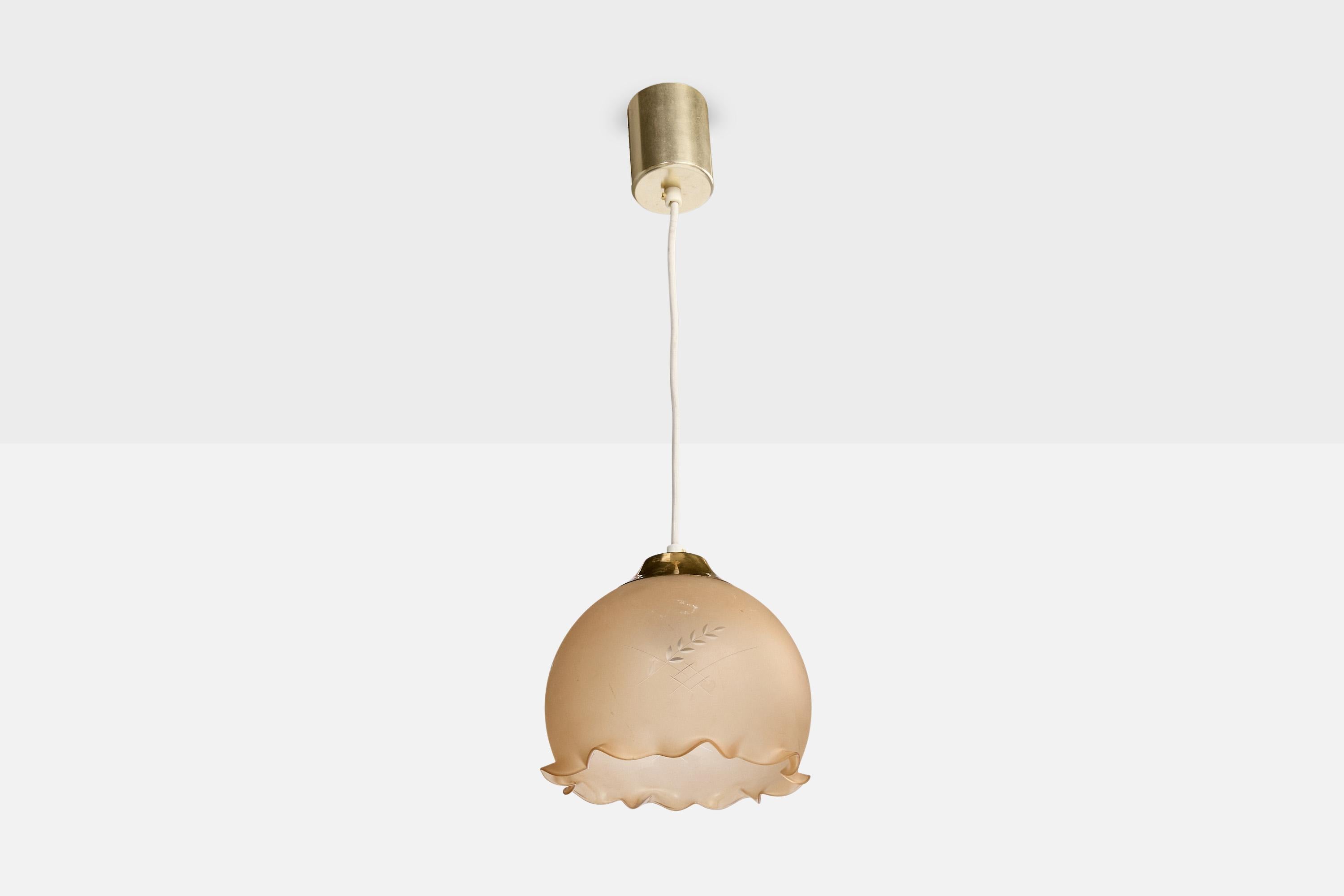 Una lampada a sospensione in ottone e vetro rosa probabilmente progettata e prodotta in Svezia, negli anni '60 circa.

Dimensioni complessive (pollici): 21,75 