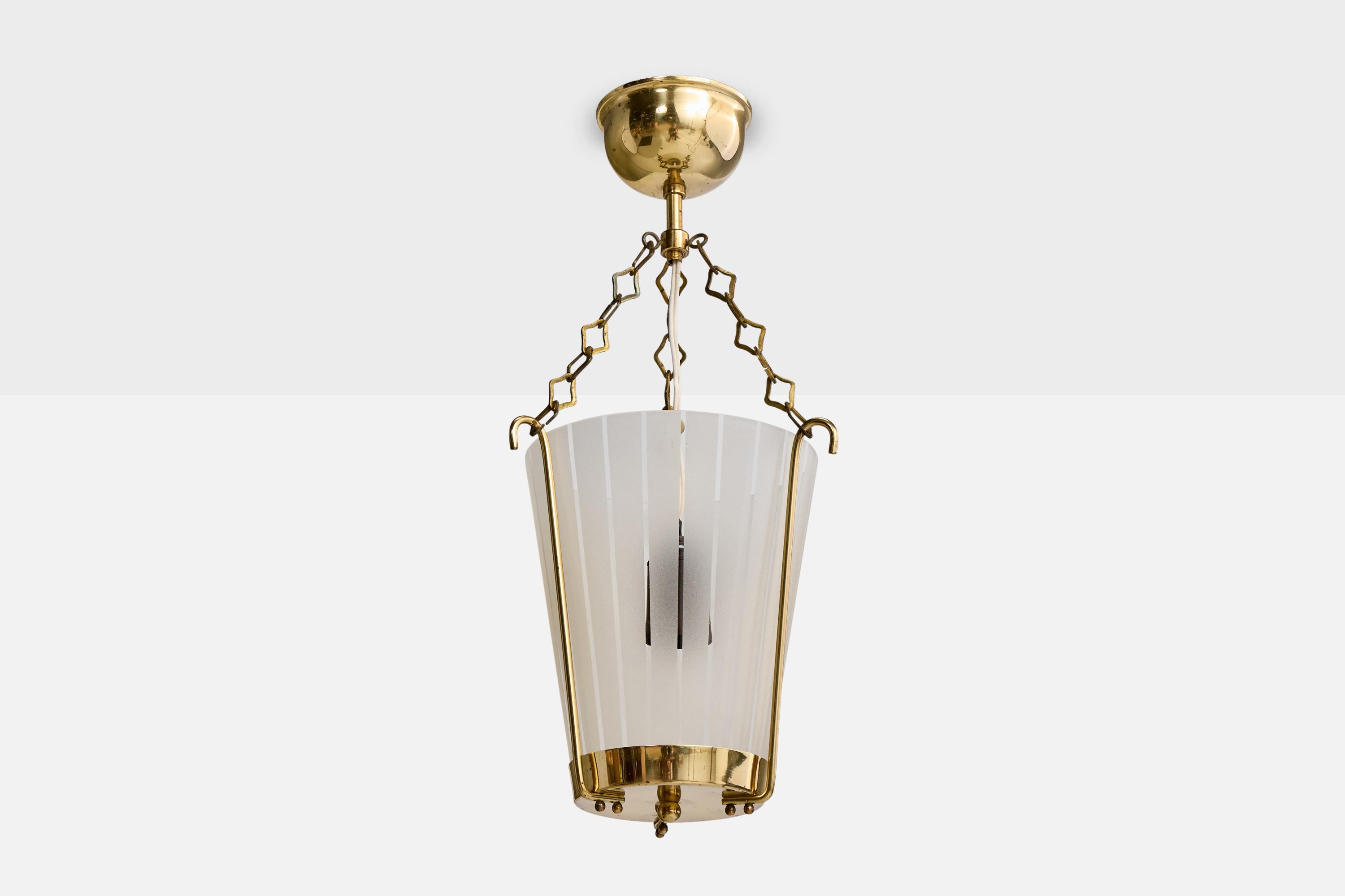 Suspension en laiton et verre gravé, conçue et produite en Suède, C.1960.

Présence d'oxydation sur le laiton

Usure correspondant à l'âge et à l'usage.

Dimensions globales (pouces) : 17.0 