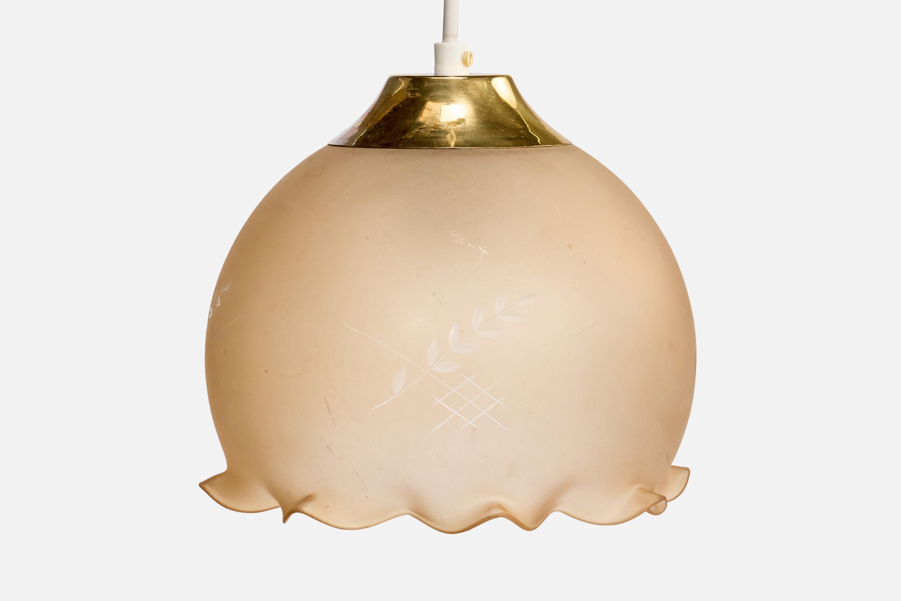 Designer svedese, lampada a sospensione, ottone, vetro, Svezia, anni '1960 In condizioni buone a High Point, NC