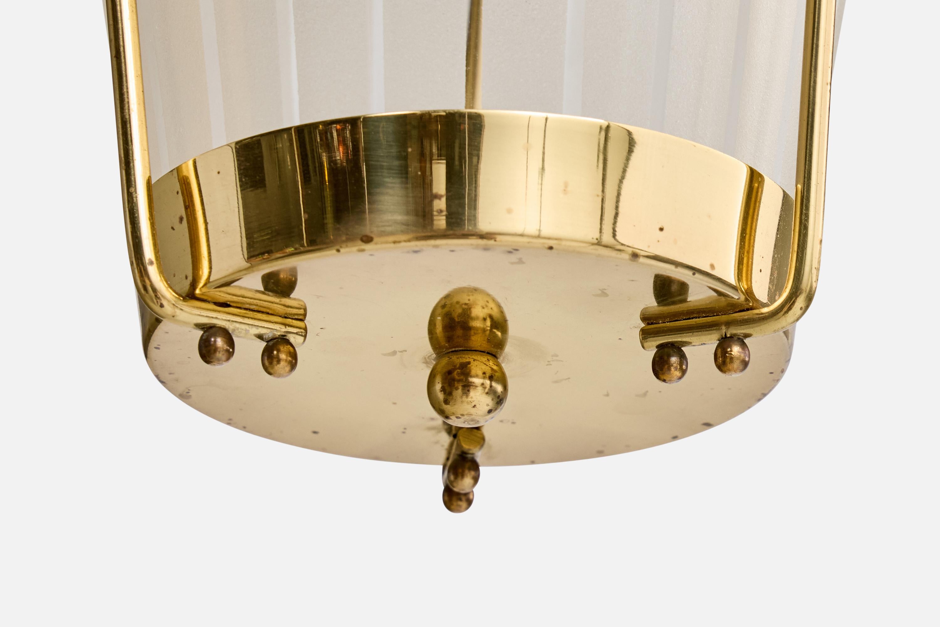 Milieu du XXe siècle Design suédois, lampe à suspension, laiton, verre, Suède, années 1960 en vente