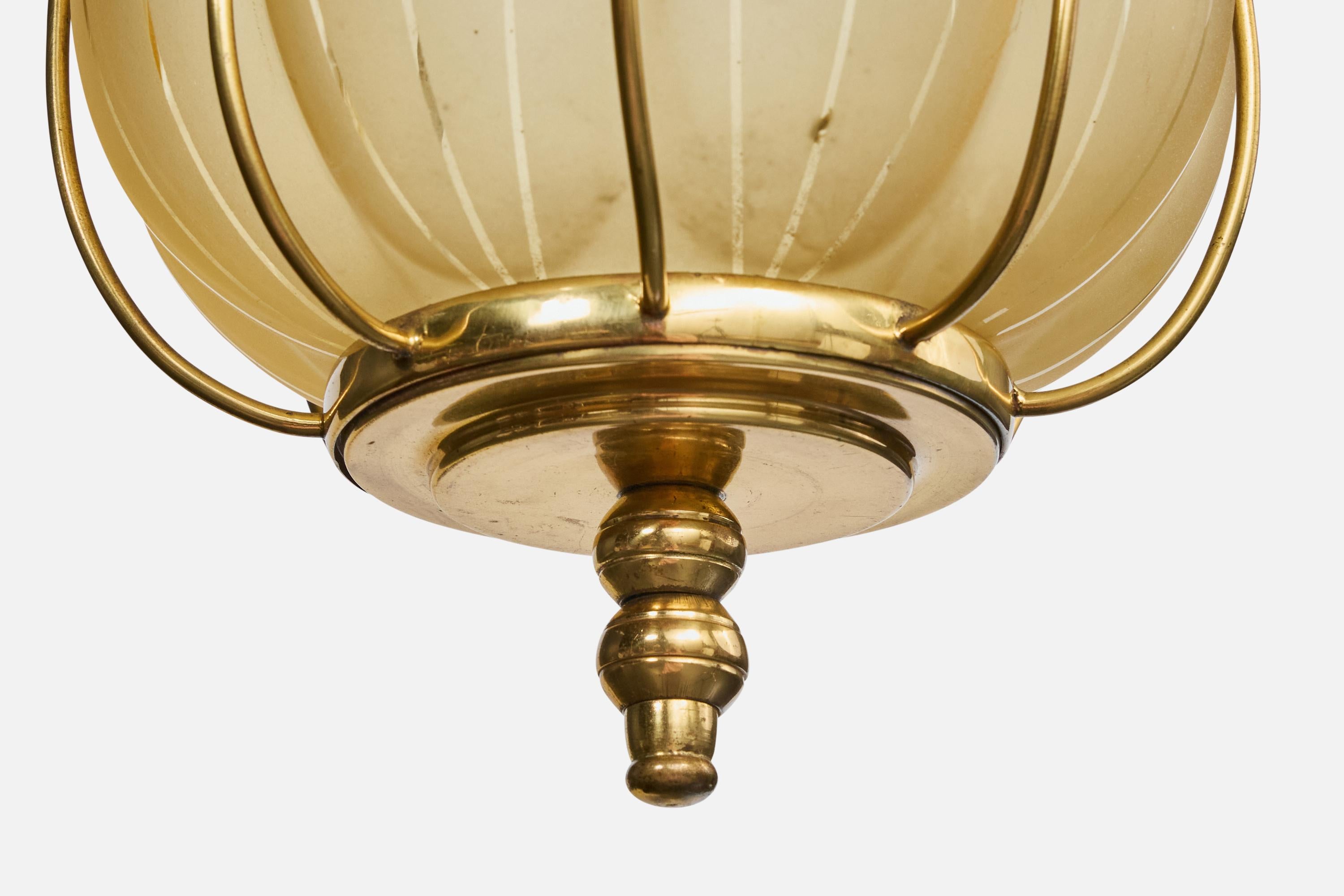 Metà XX secolo Designer svedese, lampada a sospensione, ottone, vetro, Svezia, anni '1960 in vendita