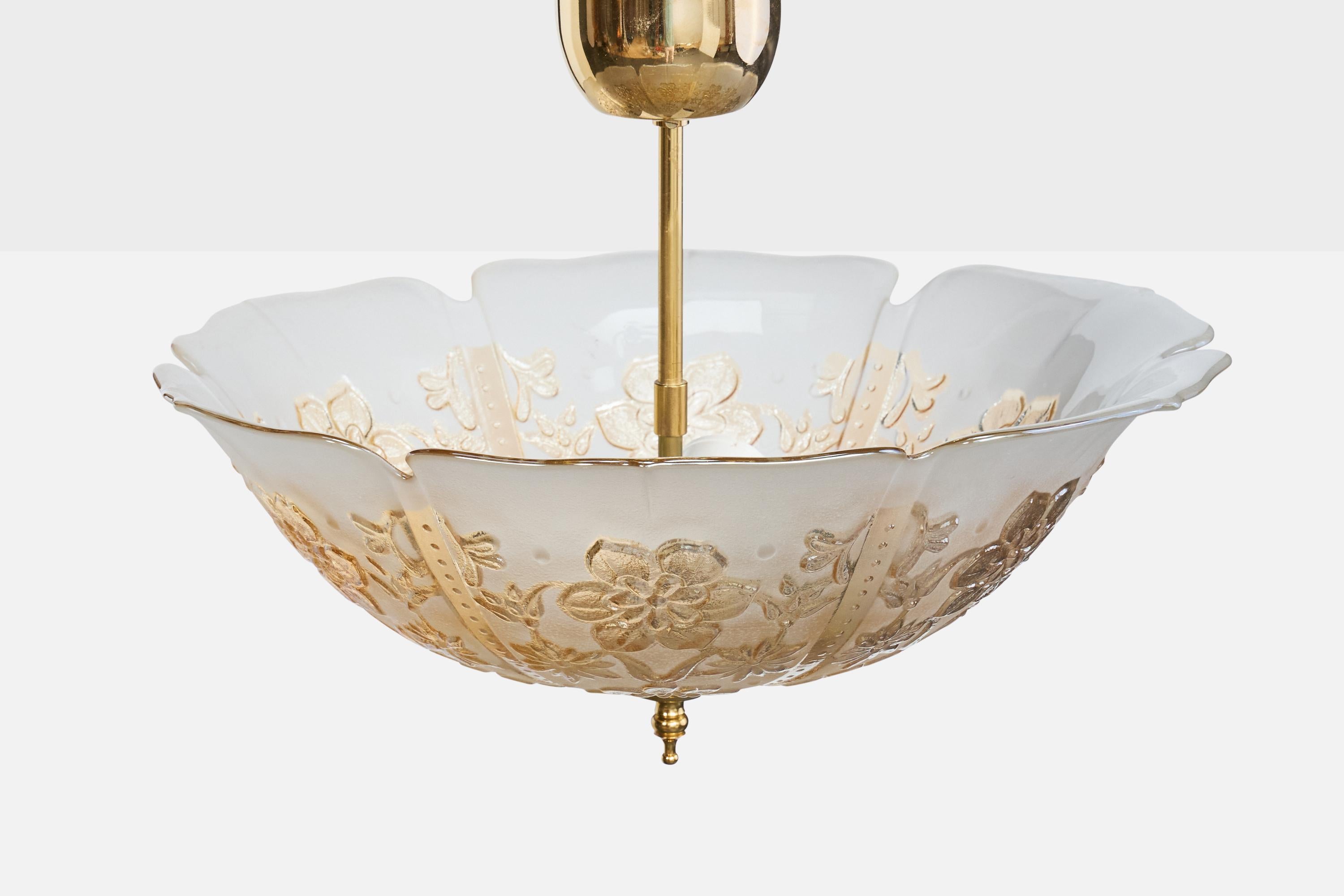Designer svedese, lampada a sospensione, ottone, vetro, Svezia, anni '1970 In condizioni buone in vendita a High Point, NC