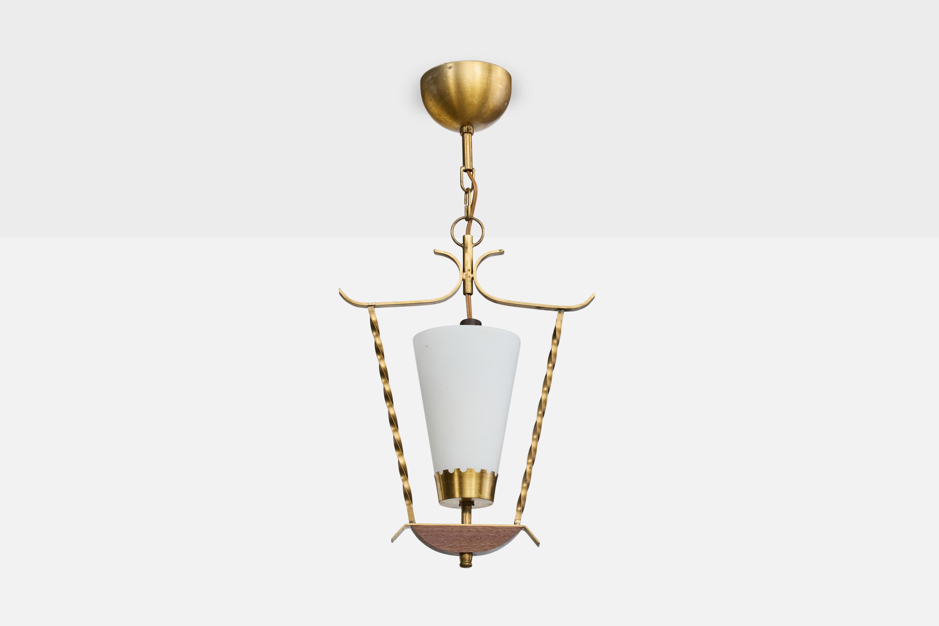 Lampada a sospensione in ottone, vetro e teak progettata e prodotta in Svezia, anni '50 circa.

Dimensioni complessive (pollici): 19,5 