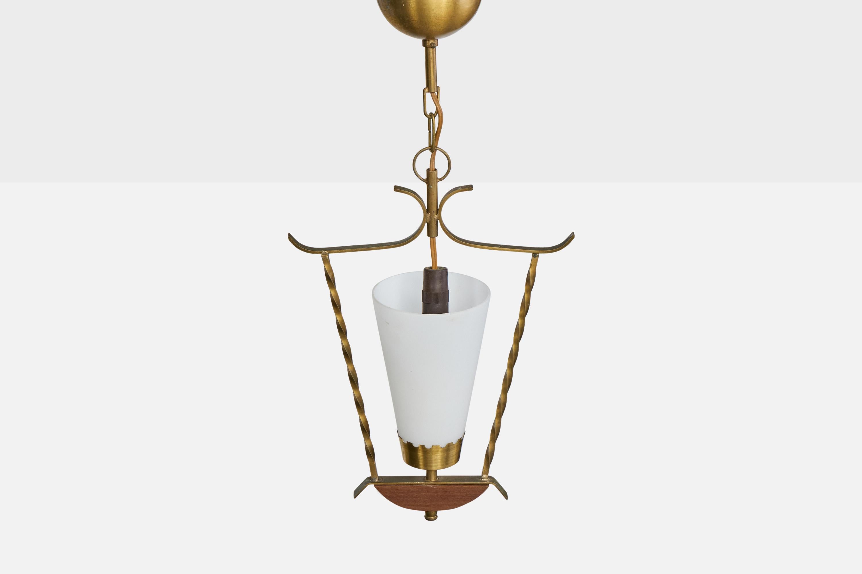 Lampada a sospensione di design svedese, ottone, vetro, teak, Svezia, anni '50 In condizioni buone in vendita a High Point, NC
