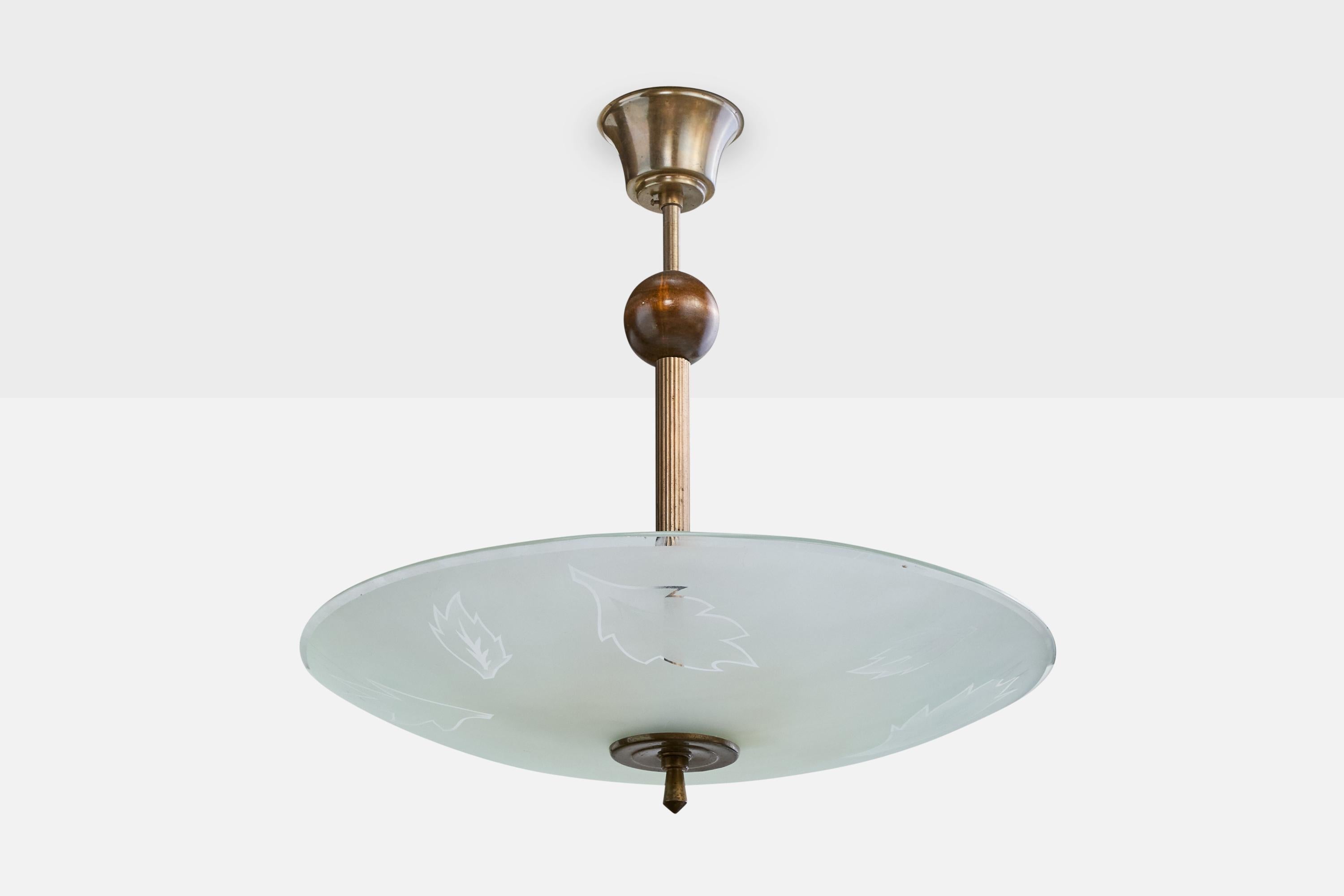 Suspension en laiton, bois sombre et verre gravé, conçue et produite en Suède, vers les années 1930.

Dimensions globales (pouces) : 20.0 