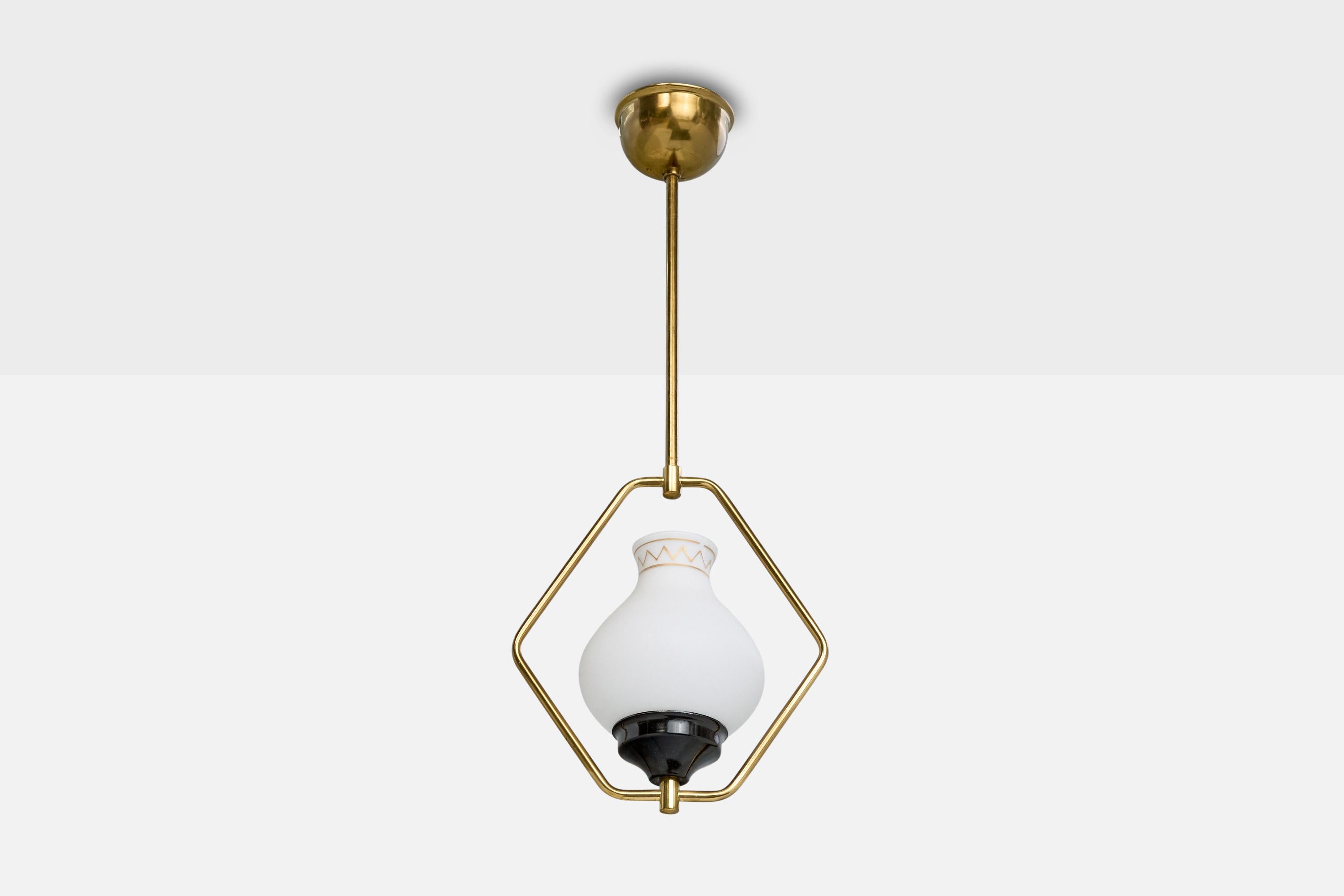 Pendente in ottone, metallo laccato nero e vetro opalino bianco dorato progettato e prodotto in Svezia, anni '50 circa.

Dimensioni complessive (pollici): 23,5