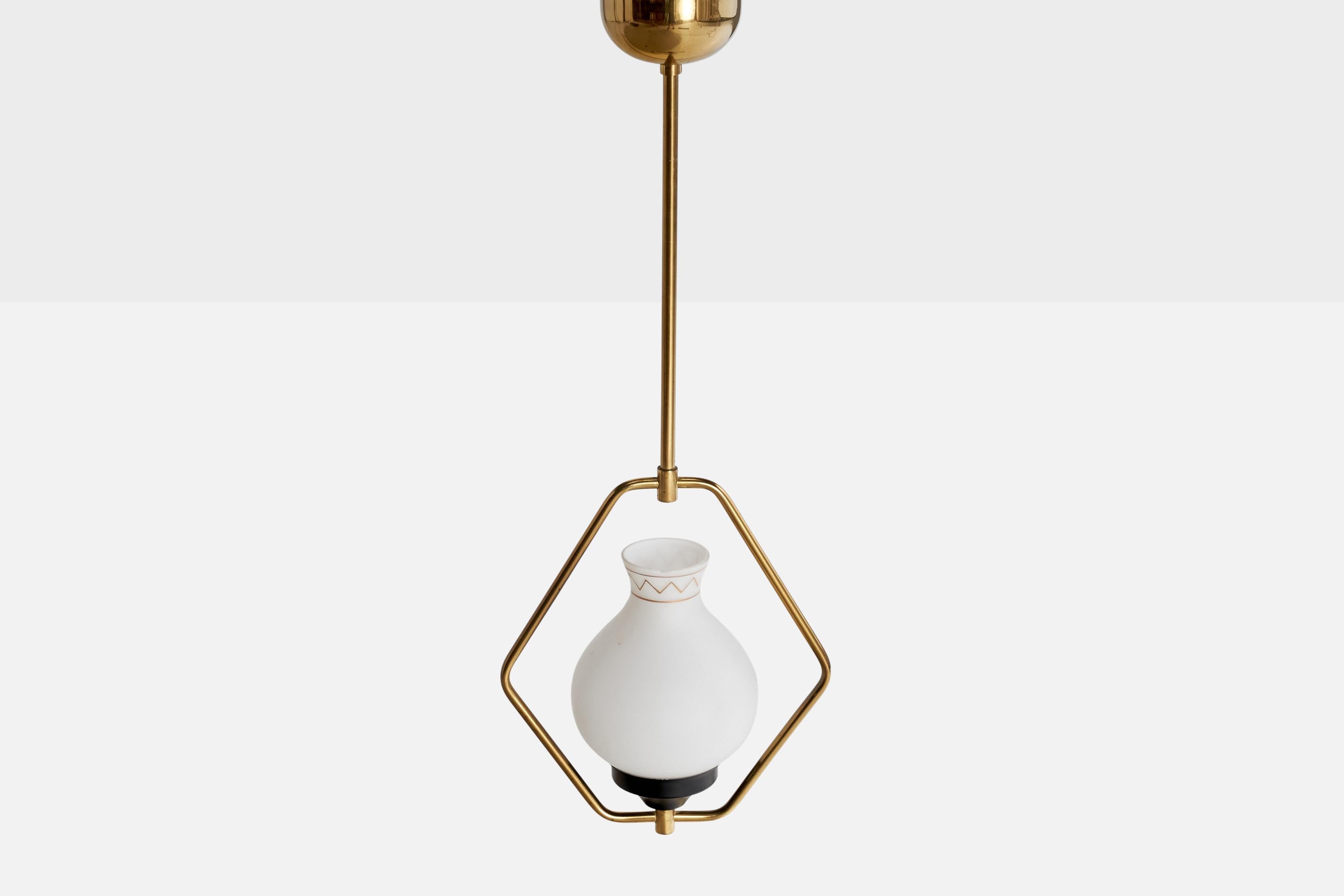Schwedische Designerin, Pendelleuchte, Messing, Metall, Glas, Schweden, 1950er Jahre im Zustand „Gut“ im Angebot in High Point, NC